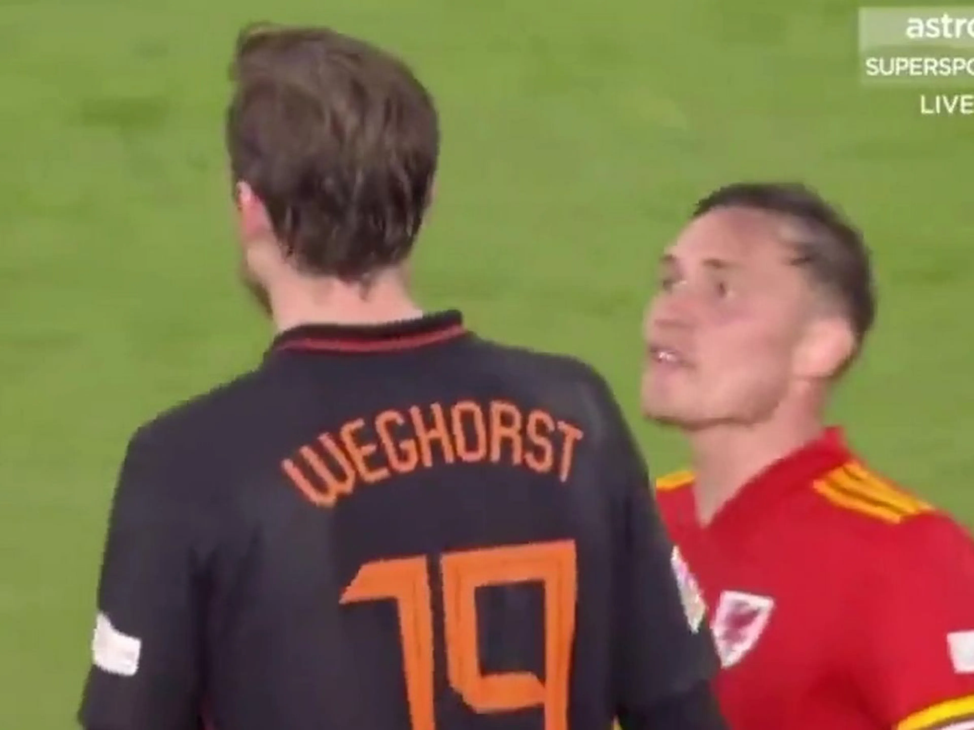 Copertina di Compagni nel Burnley, nemici in nazionale: l’acceso scambio tra Roberts e Weghorst in Galles-Olanda (VIDEO)