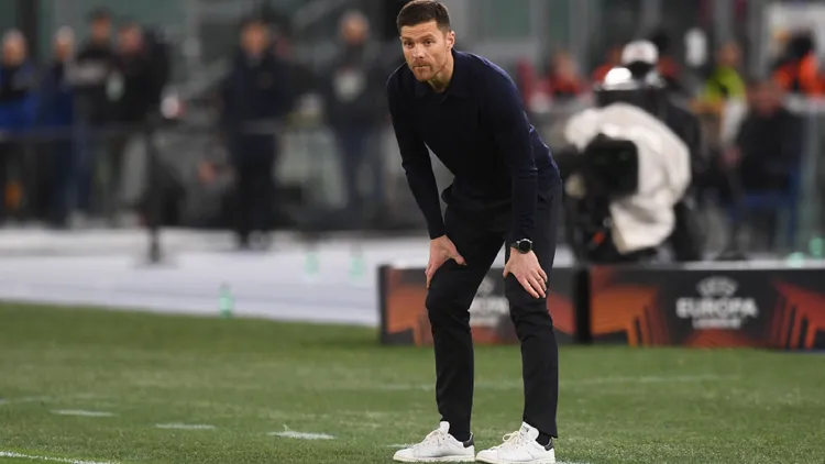 /images/r/o/m/roma-bayer-xabi-alonso.jpg