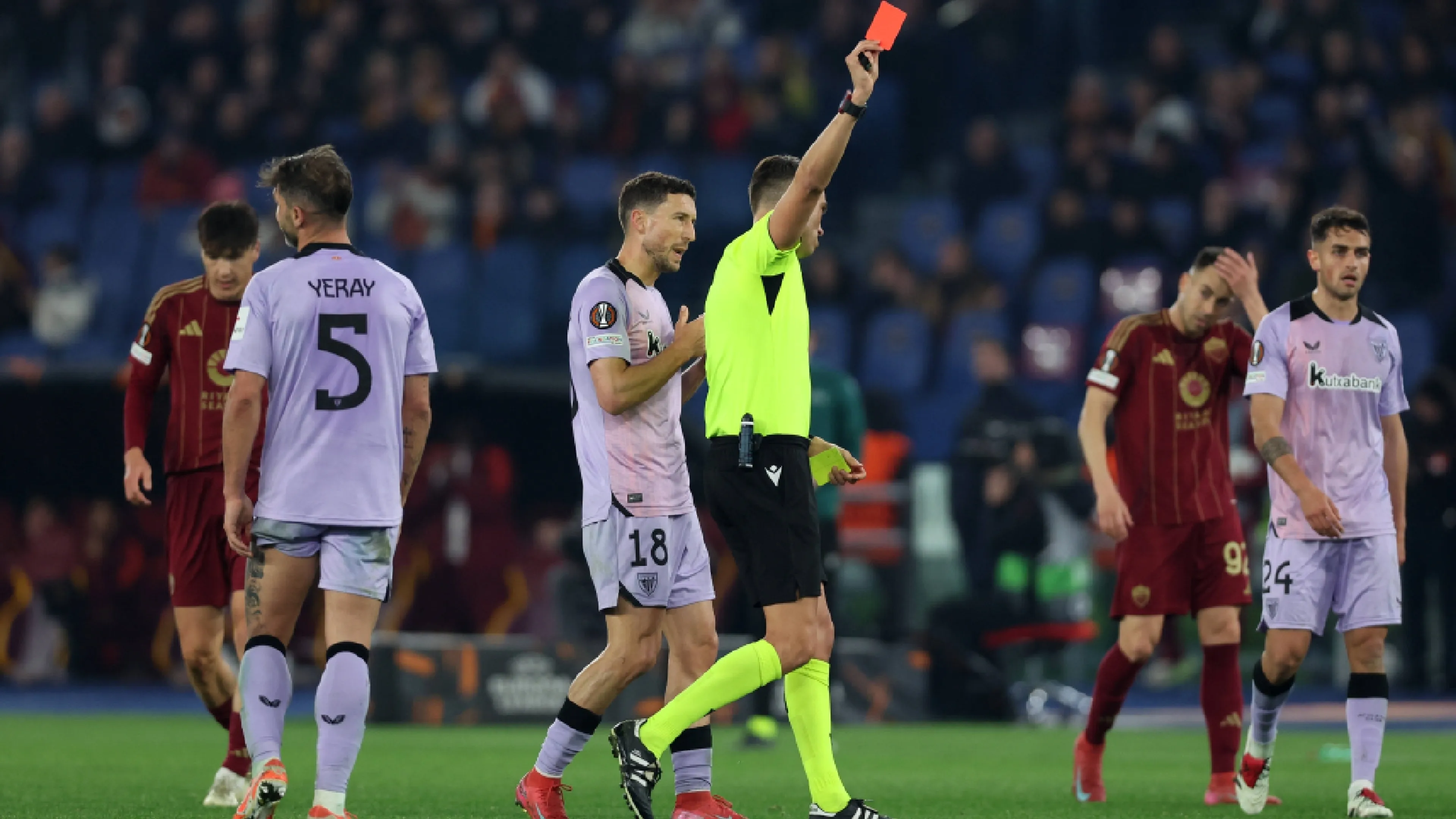 Copertina di Roma-Athletic Bilbao, baschi furiosi con l'arbitro: virale una foto "compromettente" di Ndicka