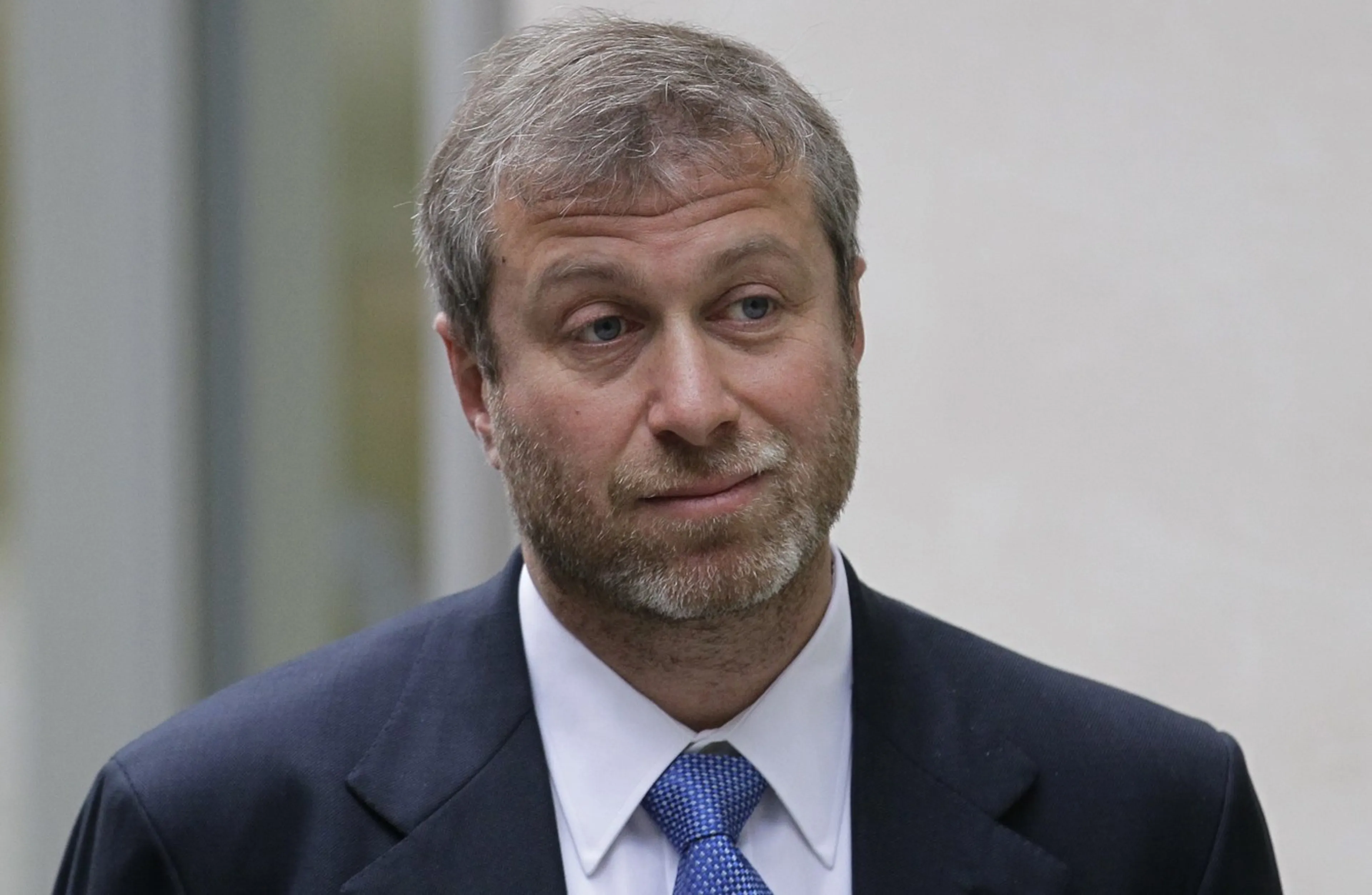 Copertina di Governo inglese sanziona Abramovich, beni congelati: non può vendere il Chelsea