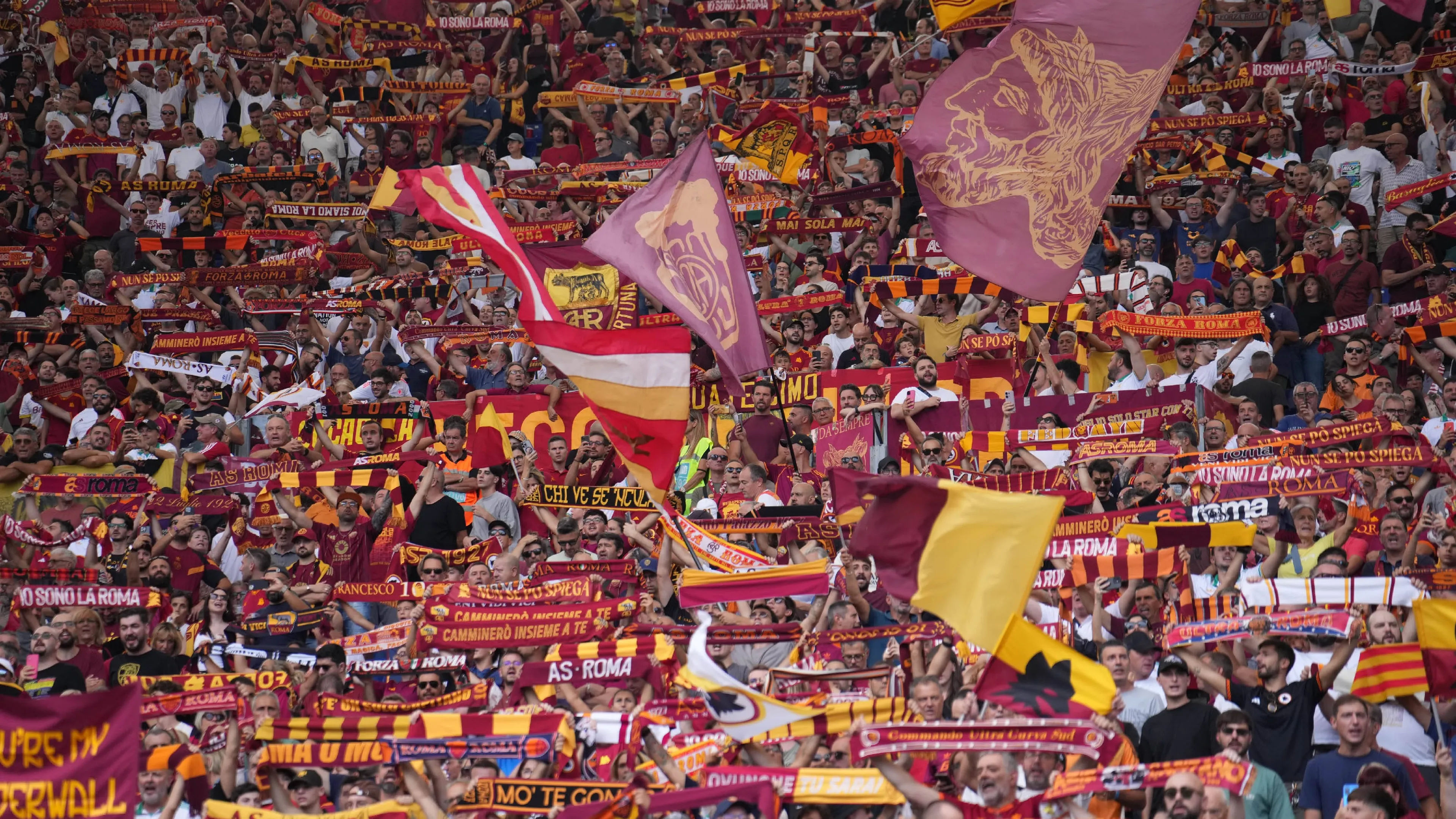 Nizza-Roma, disastro in centro: maxi rissa, oltre 100 tifosi giallorossi arrestati