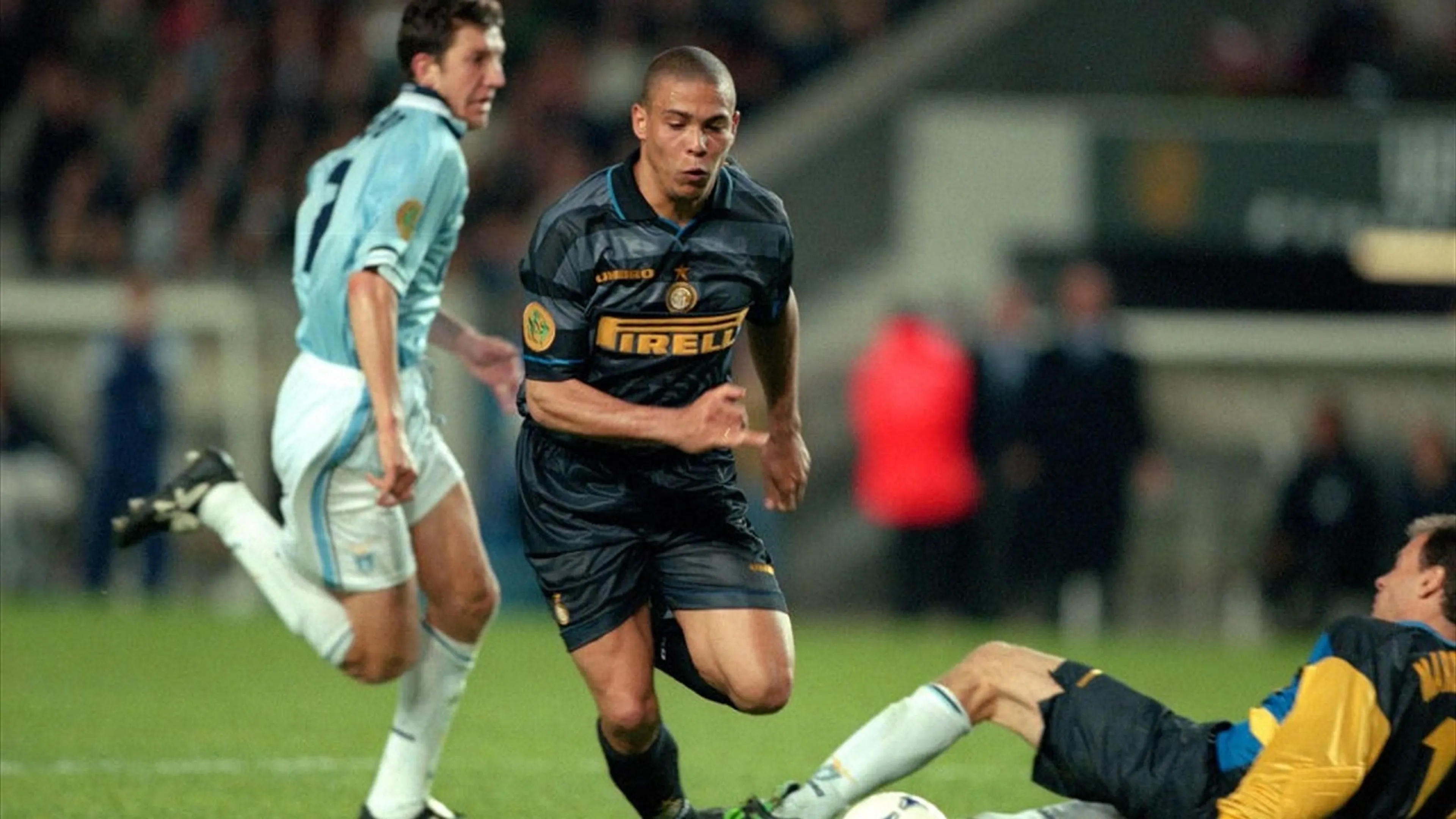 Copertina di SLIDING DOORS Ronaldo, Cragnotti, Moratti e lo smacco che cambiò i destini di Lazio e Inter