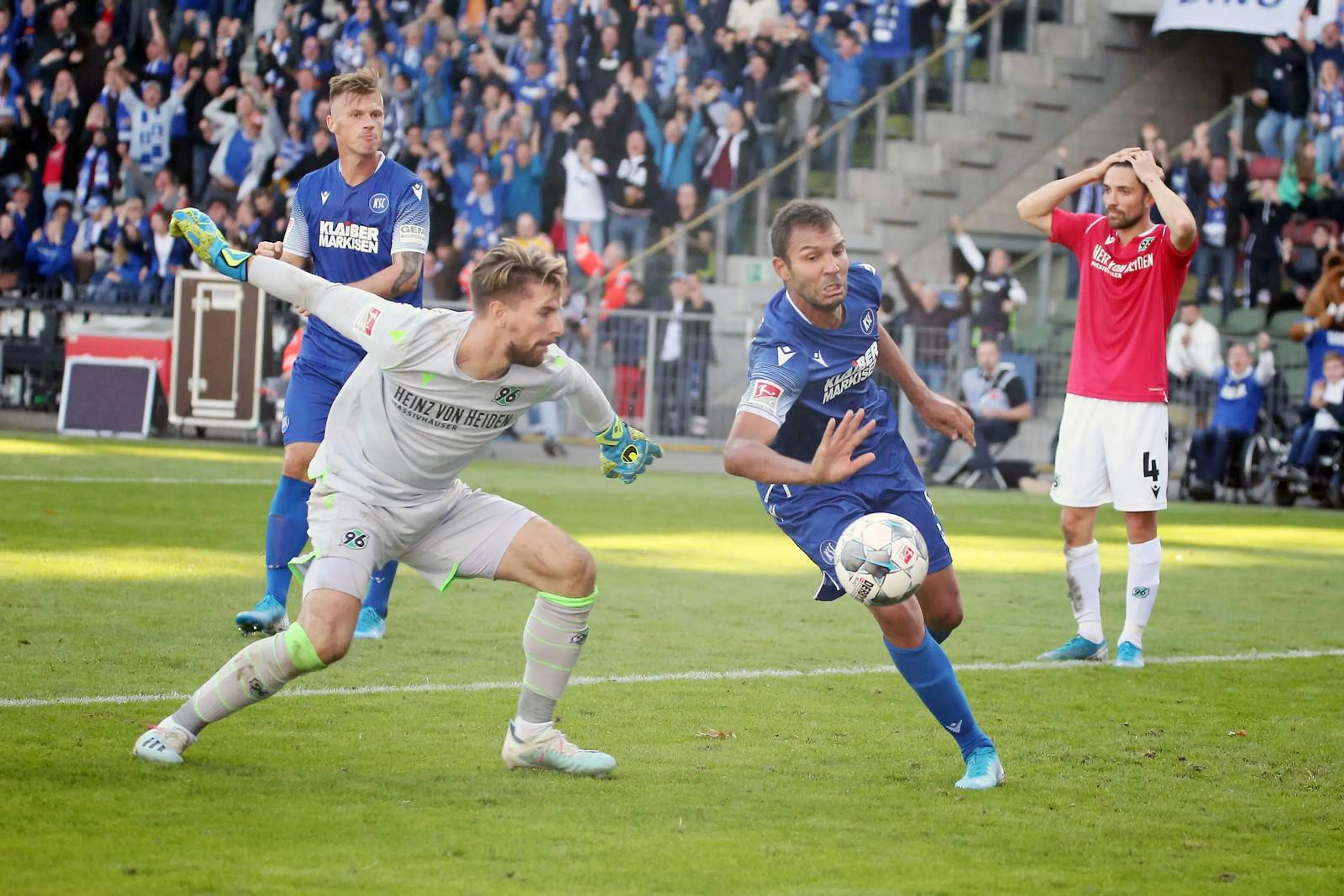 ron-robert-zieler-daniel-gordon-karlsruhe-27-10-2019-imago-images-eibner-43854915h