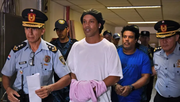 /images/r/o/n/ronaldinho-arrestato.jpg