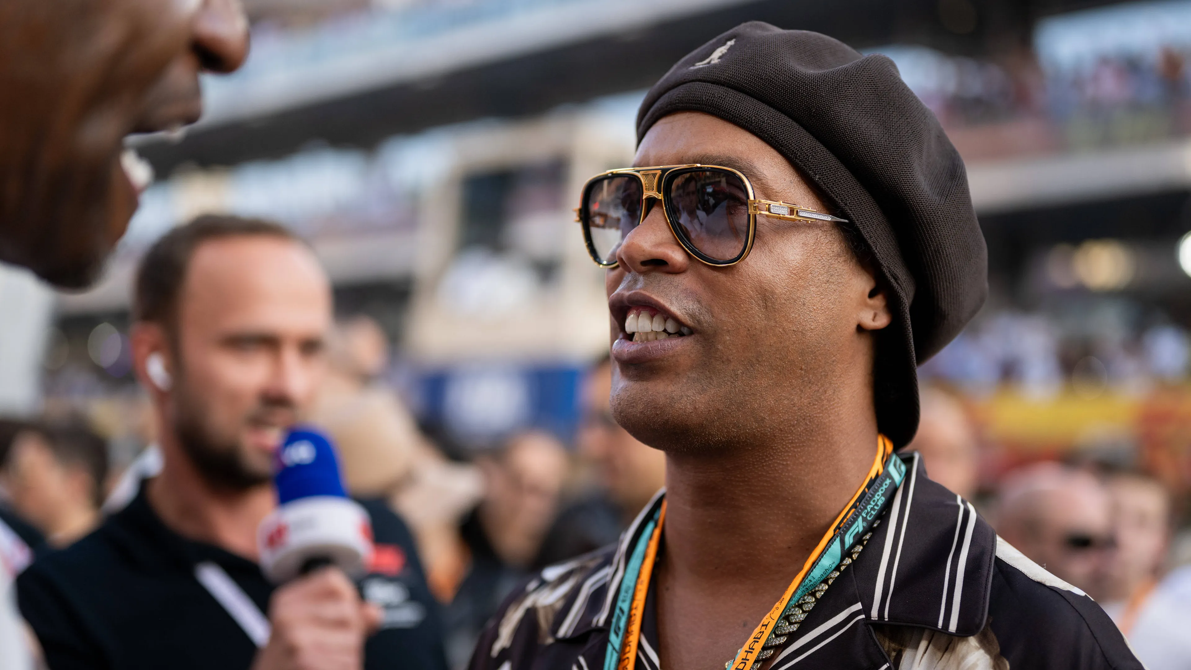 Ronaldinho al Ravenna e la foto con la sciarpa. Delirio in città (FOTO)