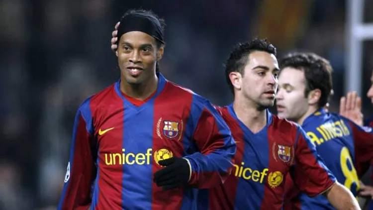 /images/r/o/n/ronaldinho-xavi.jpg