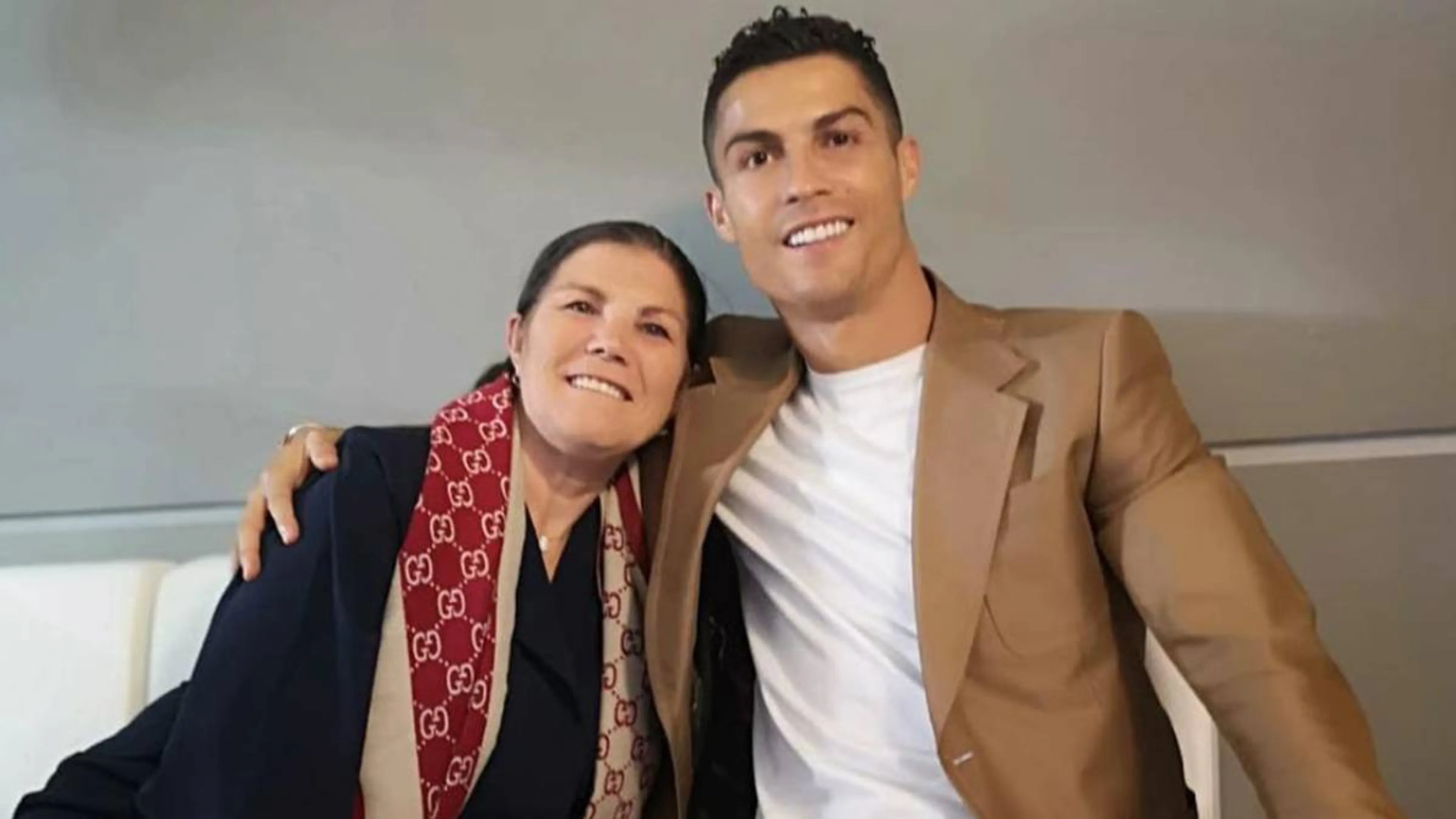 Copertina di Ronaldo, mamma Dolores non potrà andare a Old Trafford: “Diventa troppo nervosa”