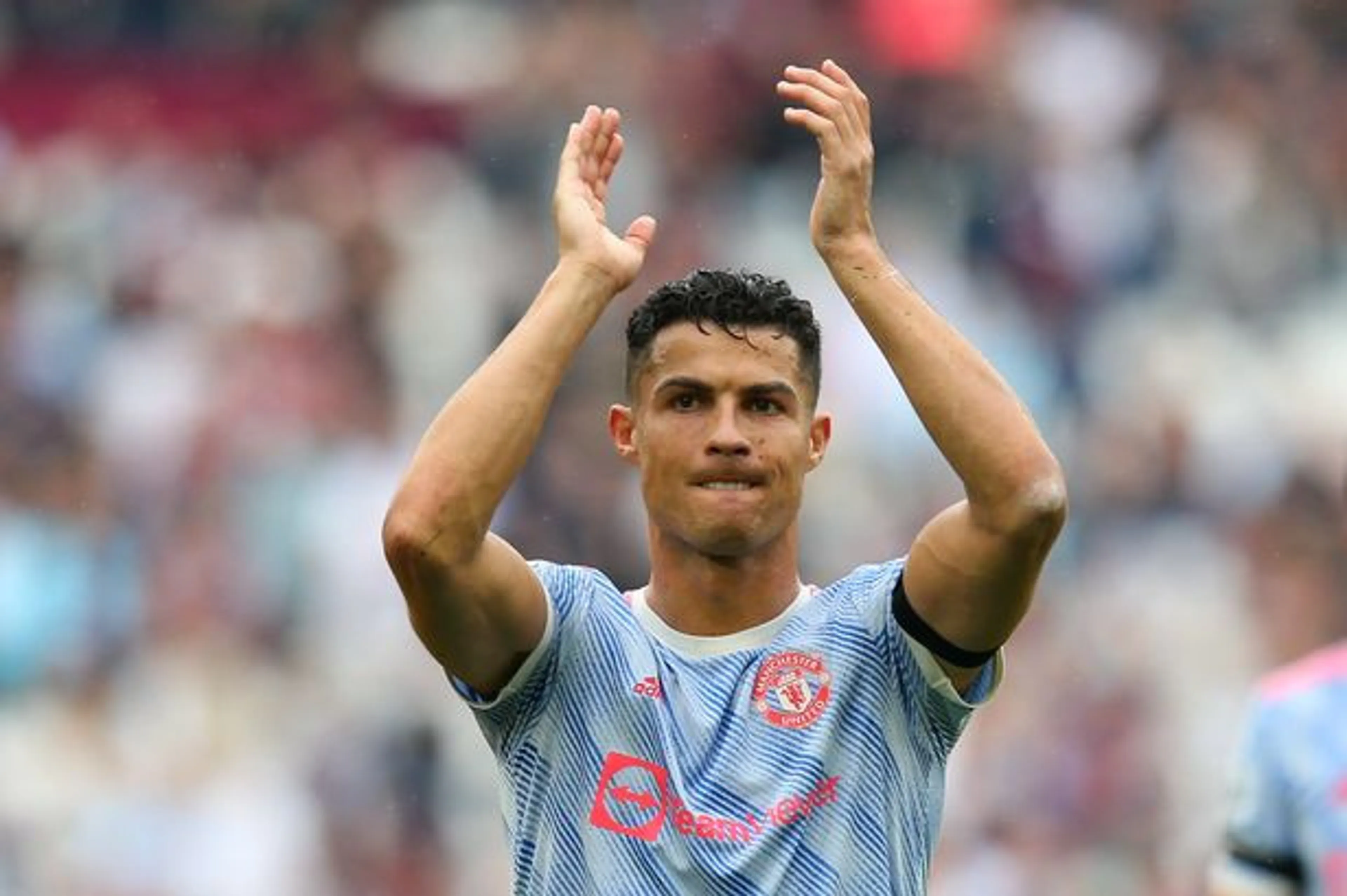 Copertina di Ronaldo ha speso 60mila euro per farsi spedire la sua “camera” preferita a Manchester