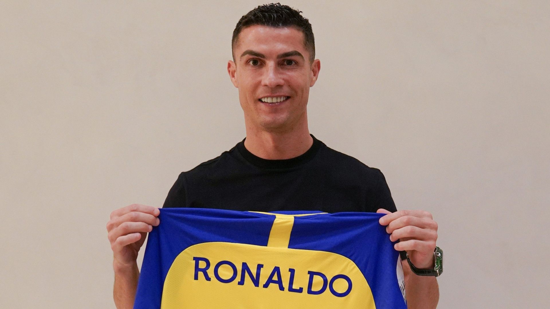 ronaldo-con-in-mano-la-maglia-dellal-nassr