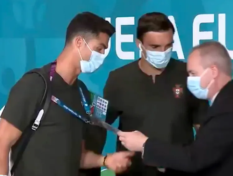 /images/r/o/n/ronaldo-fermato-allingresso.png