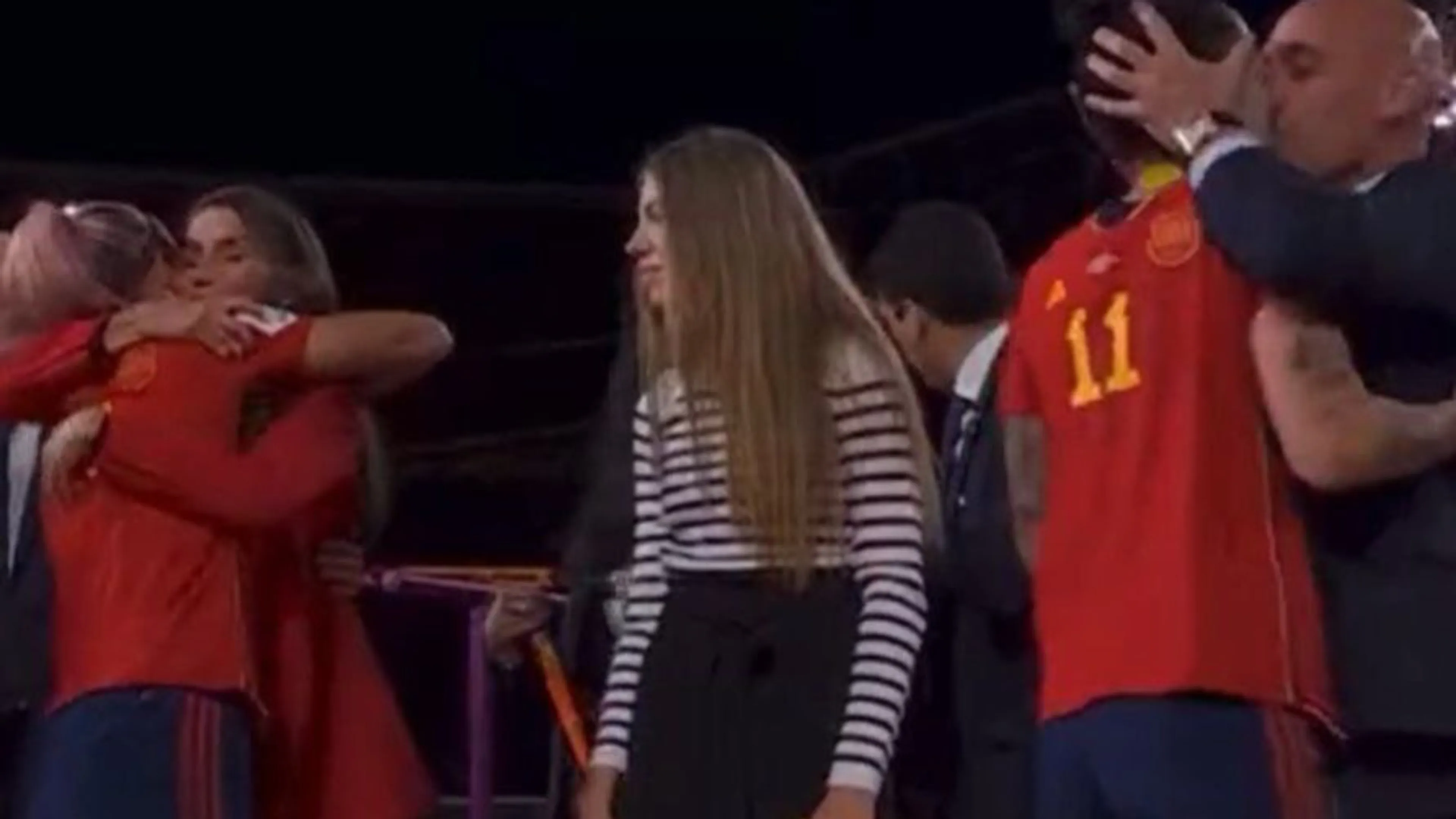 Copertina di Scoppia la polemica sul presidente federale Rubiales: eccessi e baci nella festa della Spagna femminile