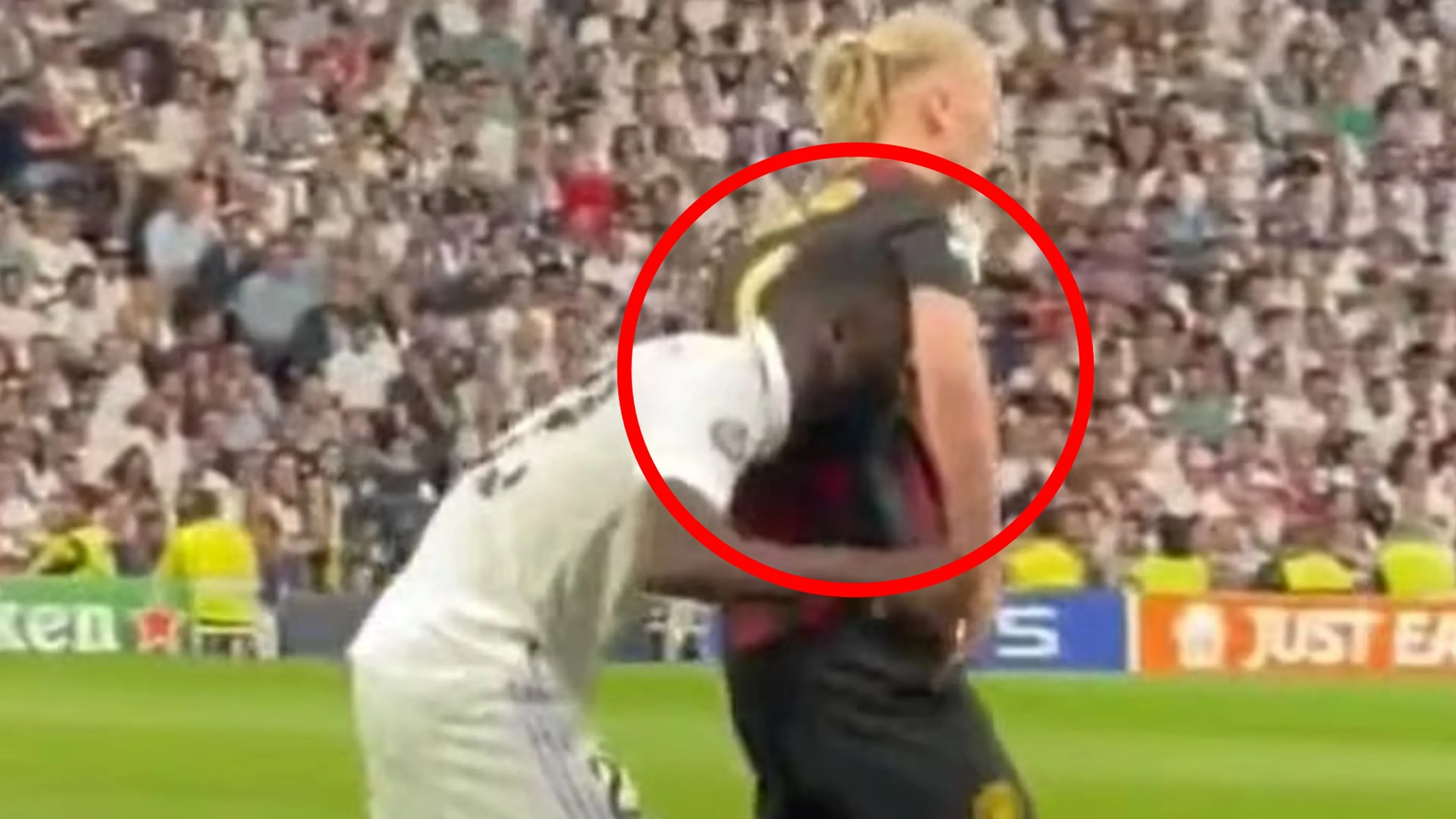 Copertina di Rudiger ma che fai? La strana marcatura su Haaland diventa virale (VIDEO)