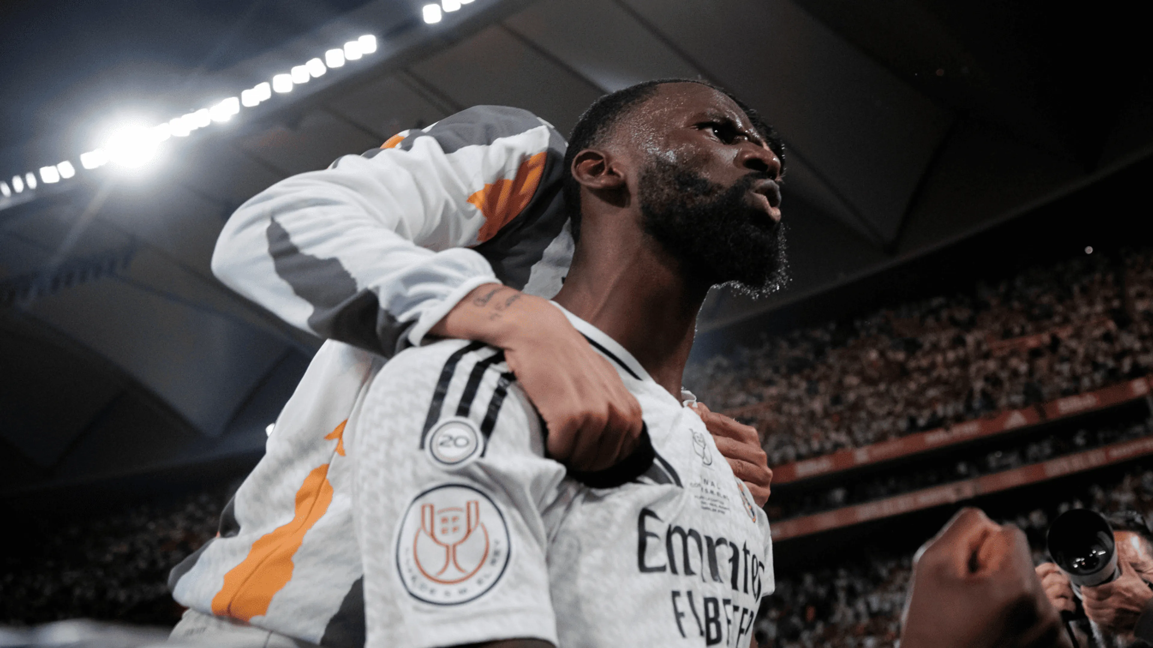 Copertina di Barcellona-Real Madrid, follia Rudiger! Lancia un oggetto contro l'arbitro e viene espulso (VIDEO)