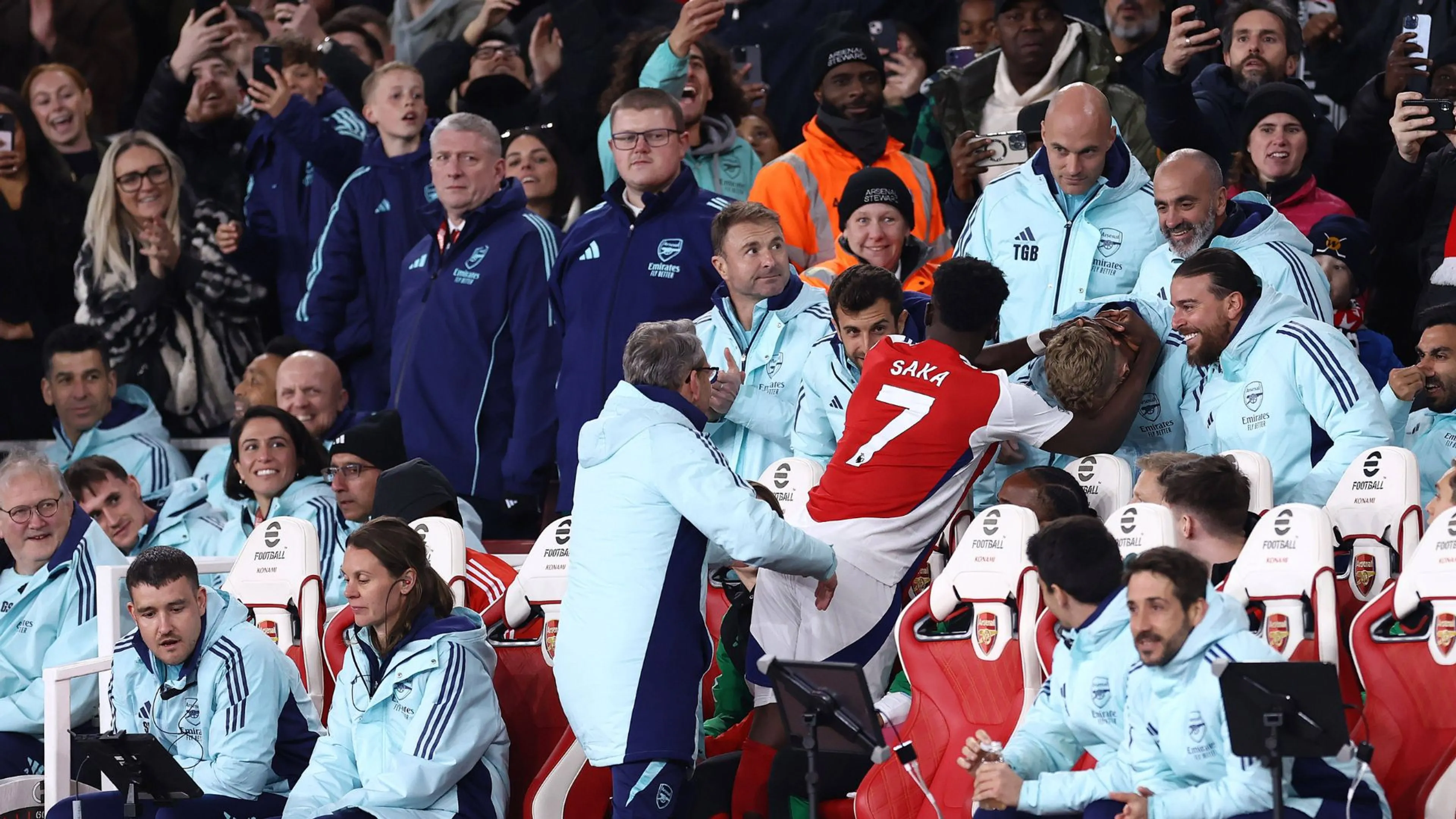 Copertina di Saka torna in campo dopo oltre tre mesi, fa gol ed esulta con lo staff medico