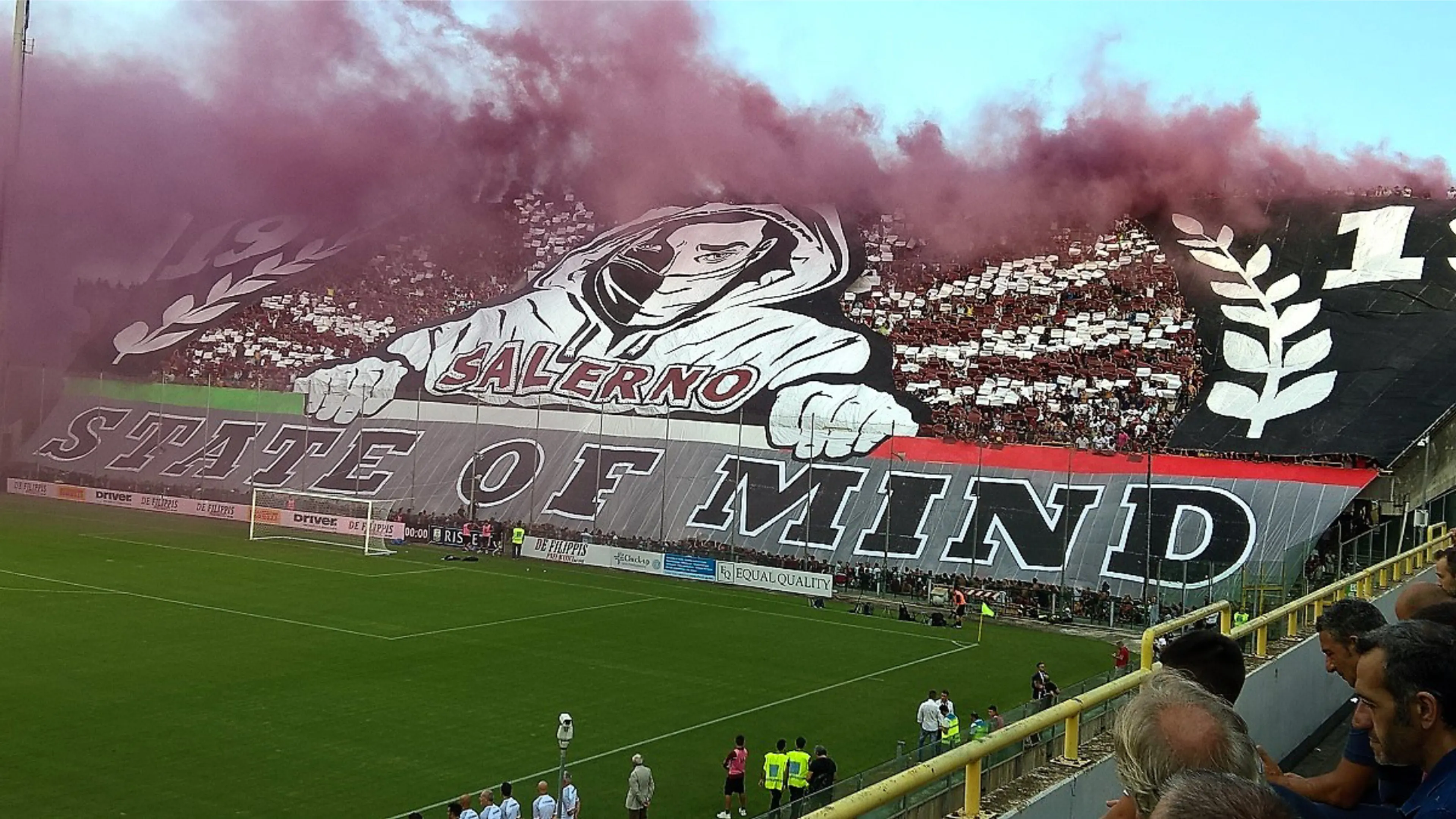 Copertina di Napoli-Salernitana a rischio rinvio: gli ultras granata protestano e attaccano la Lega
