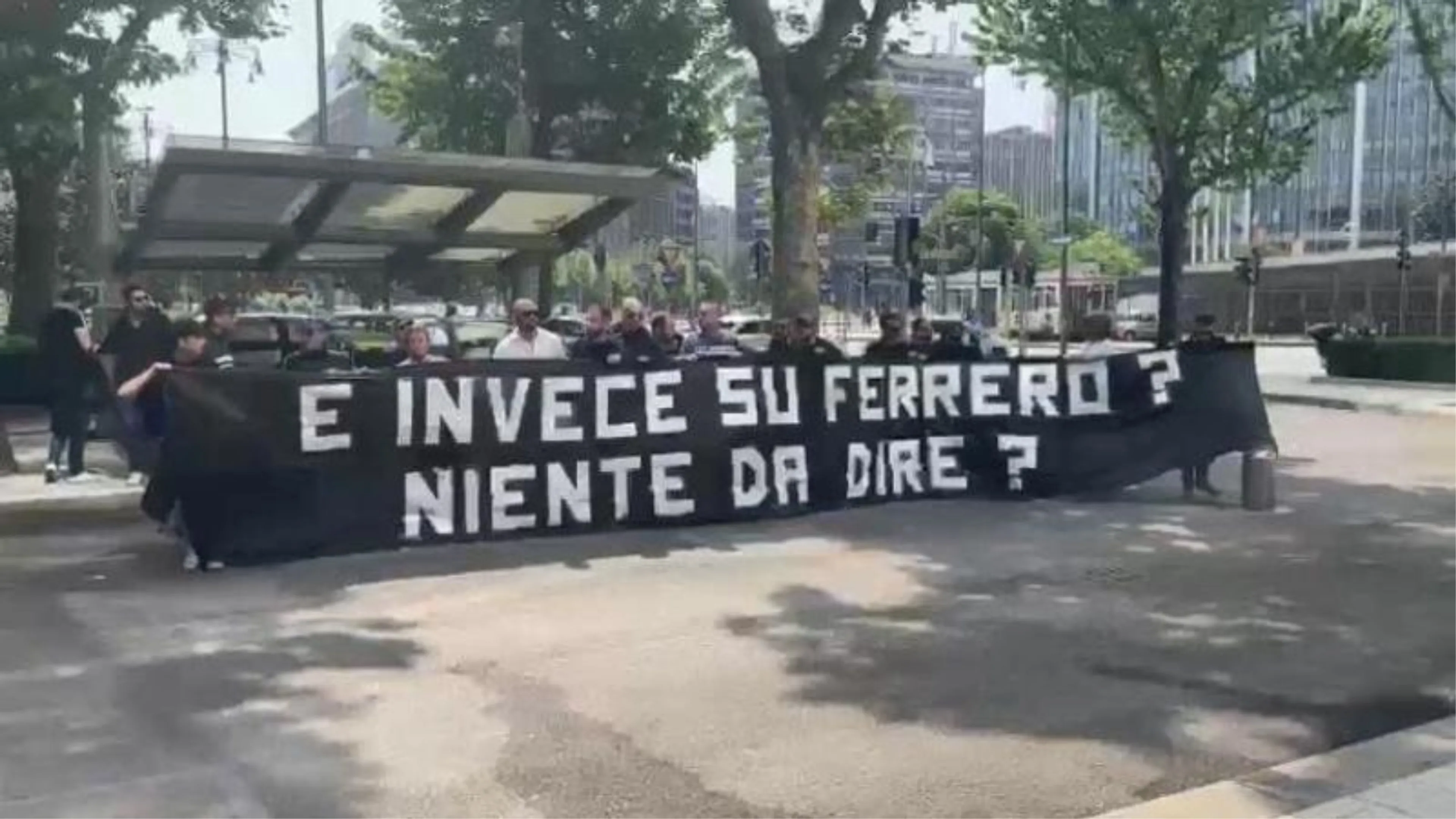 Tifosi della Samp infuriati prima dell'assemblea della Lega: cori e insulti ai presidenti di Serie A