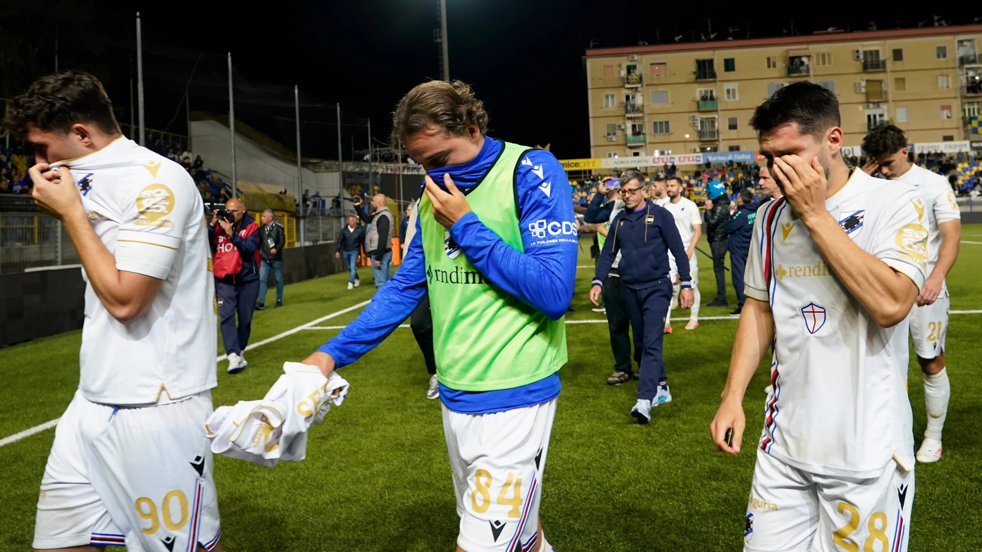 Incubo Sampdoria: retrocede in Serie C per la prima volta nella storia. Retrocedono anche la Primavera e la Women. Festa dei tifosi del Genoa per le strade