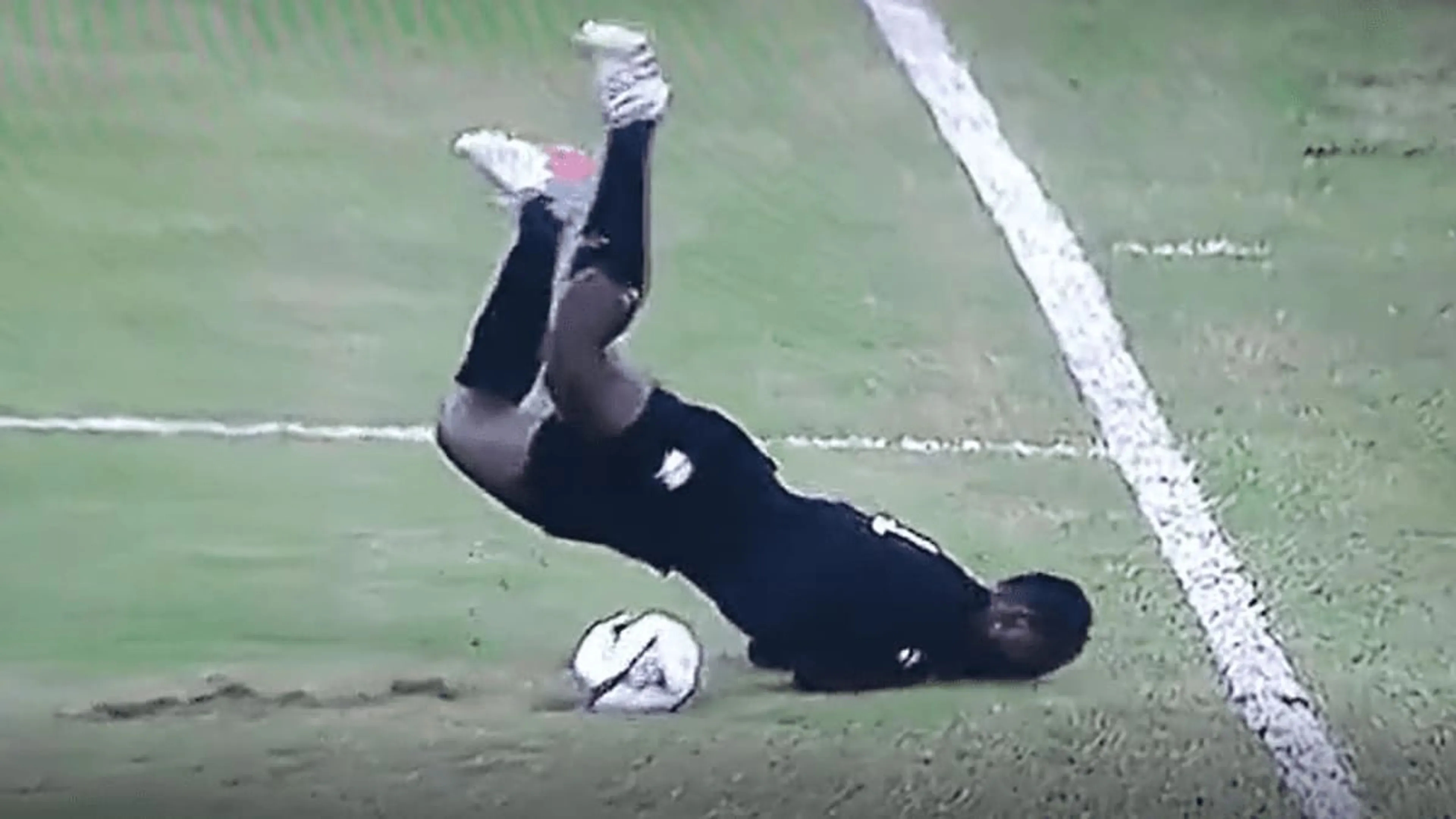 Copertina di Coppa d’Africa, la clamorosa papera di Sangarè della Costa d’Avorio che regala il pareggio alla Sierra Leone (VIDEO)