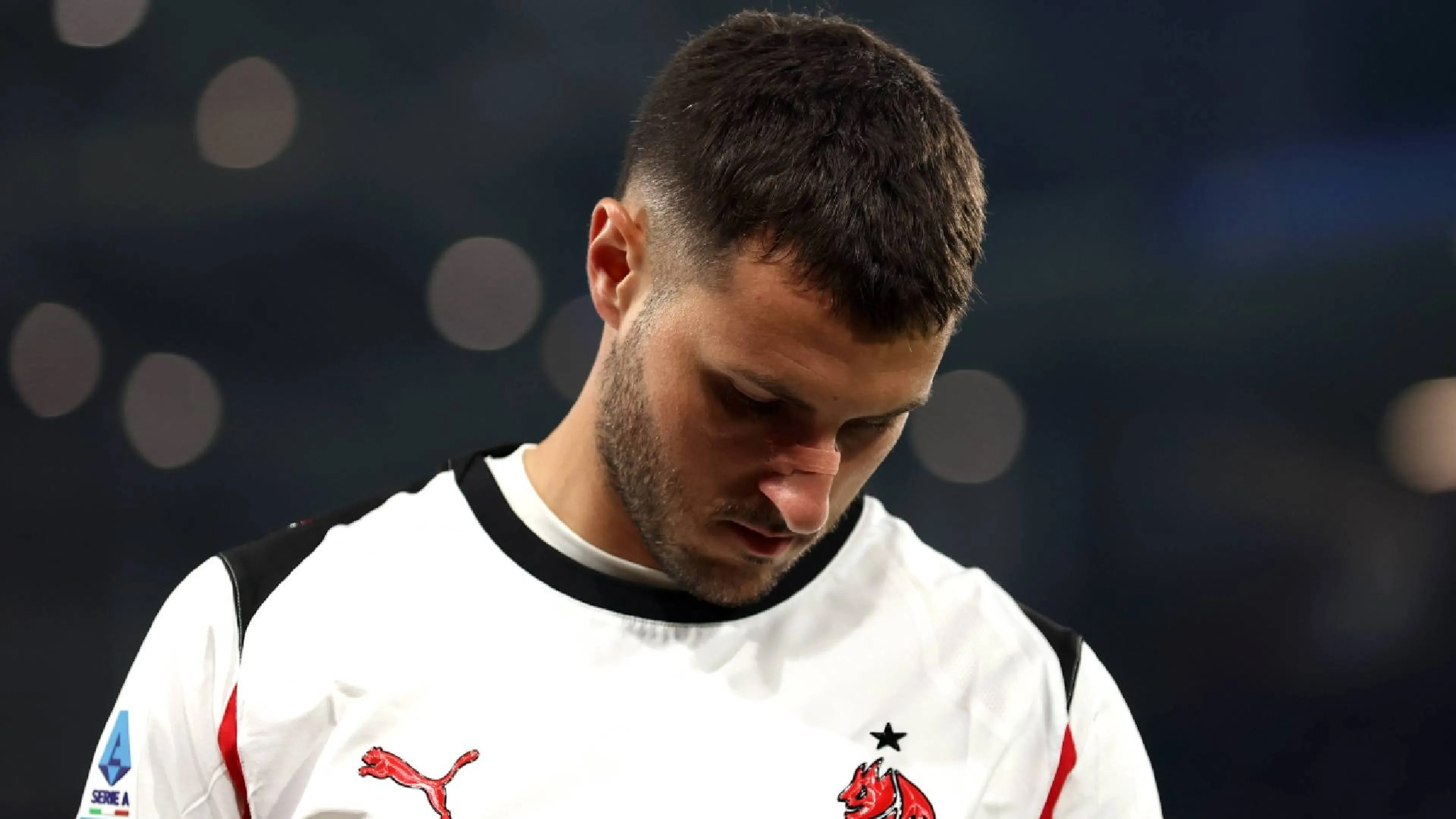 Santiago Gimenez con la maglia del Milan