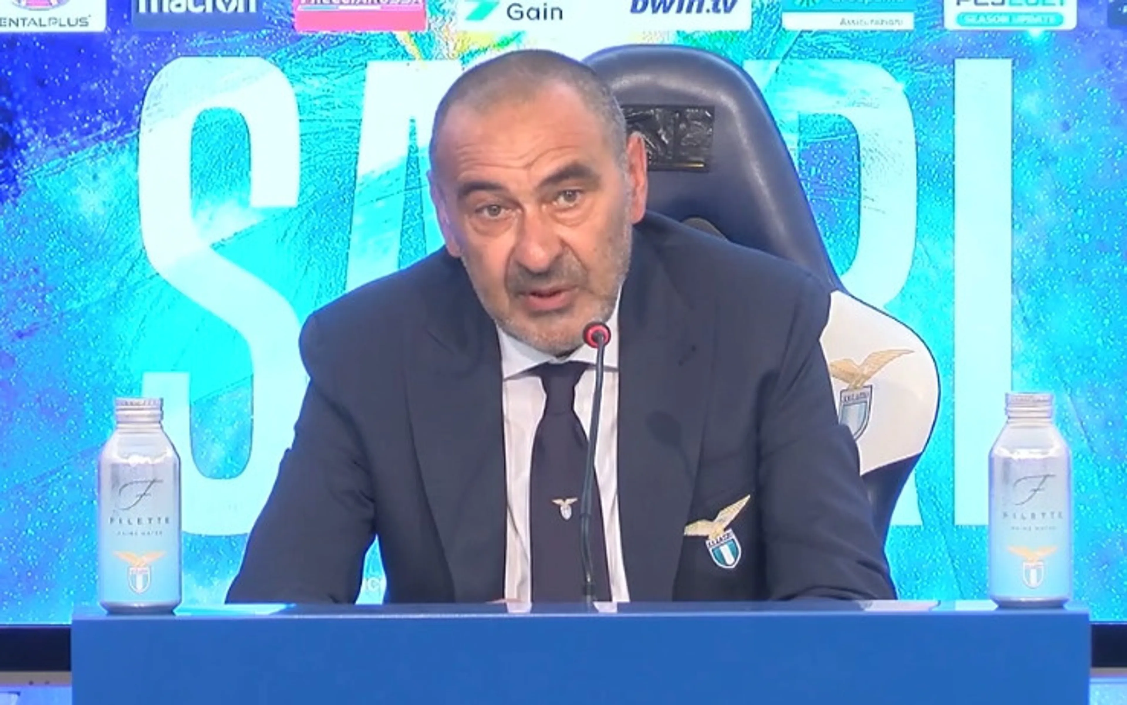 Copertina di Sarri ottimista sul calcio italiano: “Serie A senza top players? Sì ma abbiamo le idee. Il calcio moderno è folle”