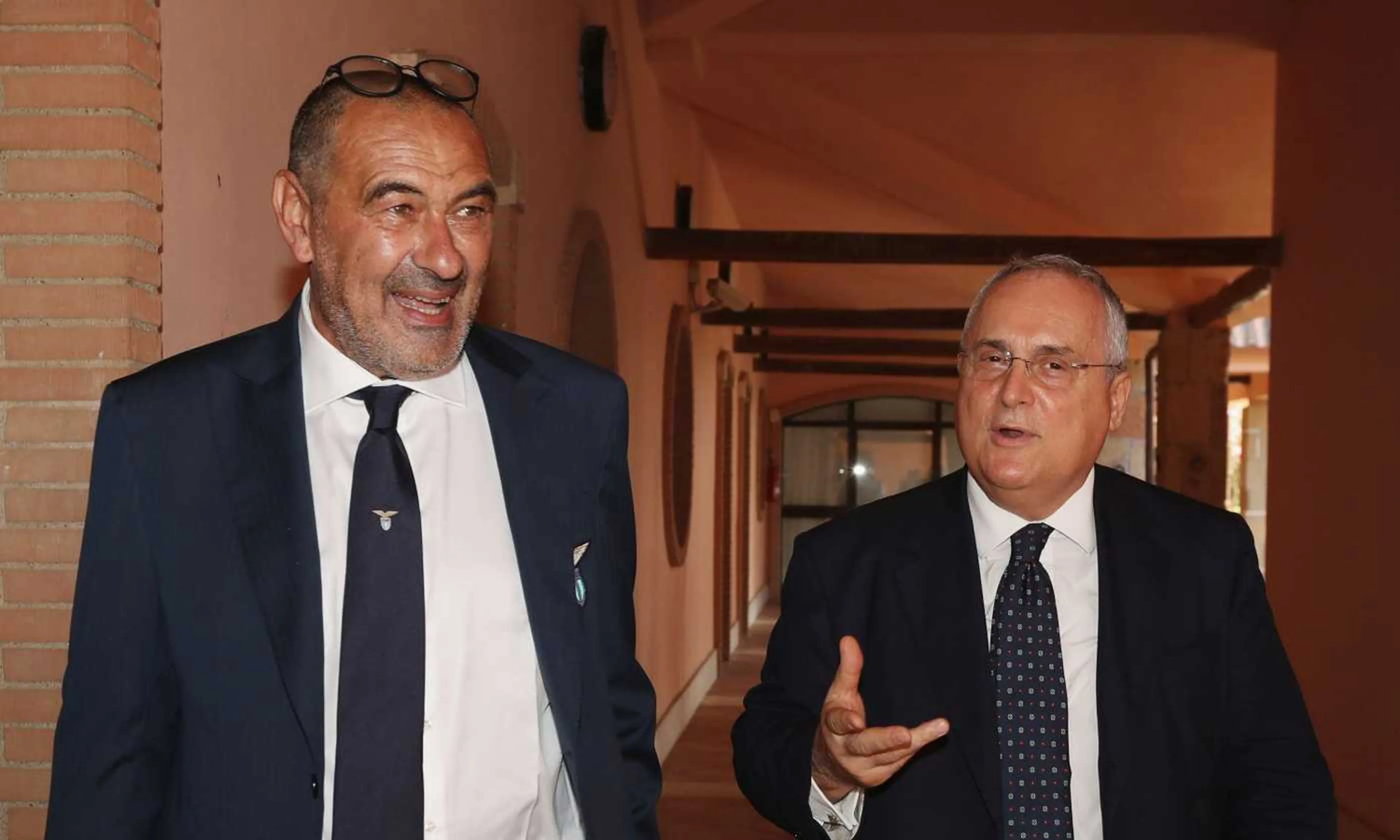 Copertina di CALCIOMERCATO LAZIO – Sarri chiede rinforzi a Lotito: offerta per Vecino ma non solo…