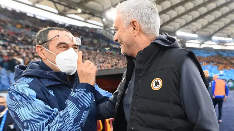 /images/s/a/r/sarri-e-mourinho-si-stringono-la-mano-prima-del-derby.jpg