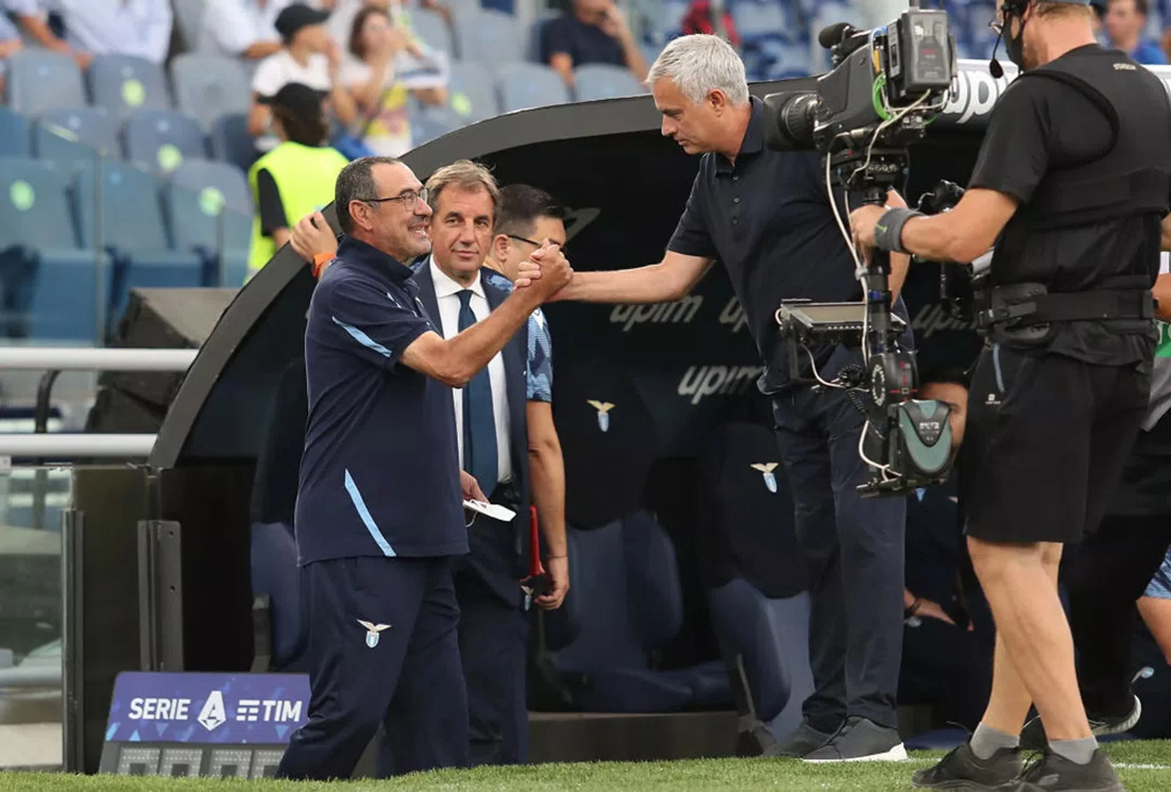 Copertina di Ancora scintille post derby. Sarri: “Il rigore della Roma l’ha visto solo l’arbitro”. Mourinho: “Lazio piccola”