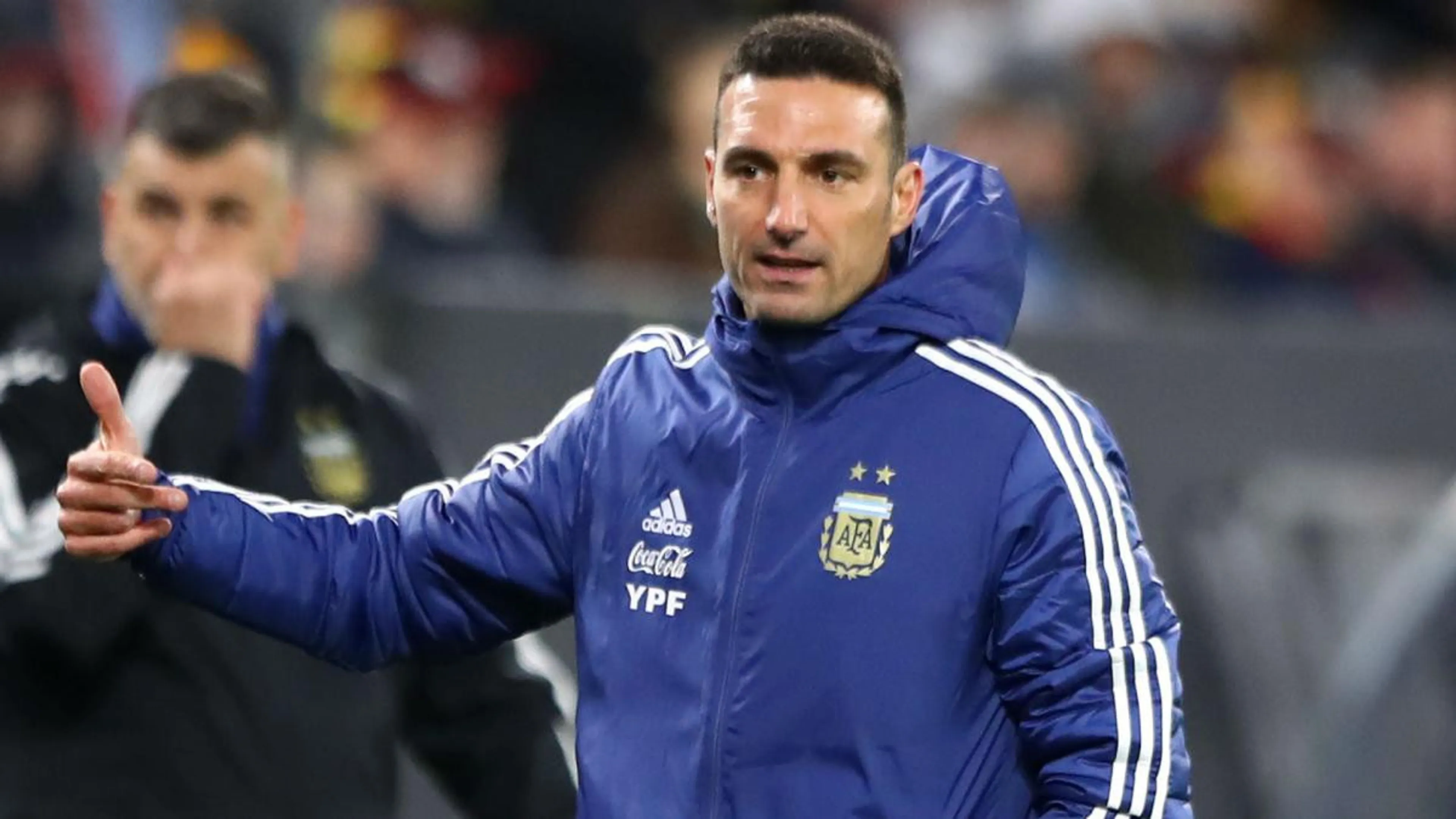 Copertina di Il difficile momento di Scaloni: “Non vedo la mia famiglia da mesi…”