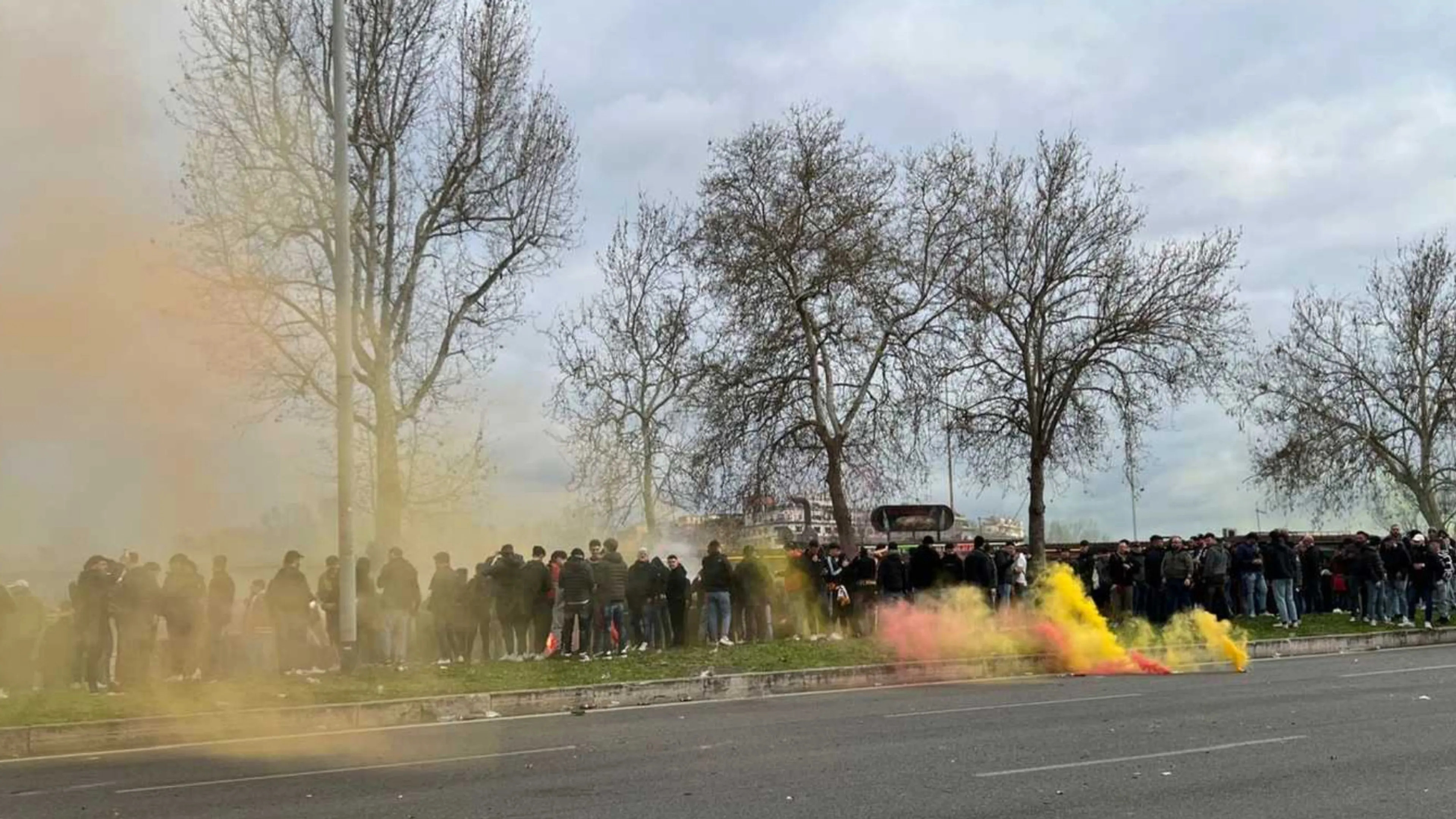 Copertina di Lazio-Roma, scontri tra tifosi davanti all’Olimpico: ferito un poliziotto