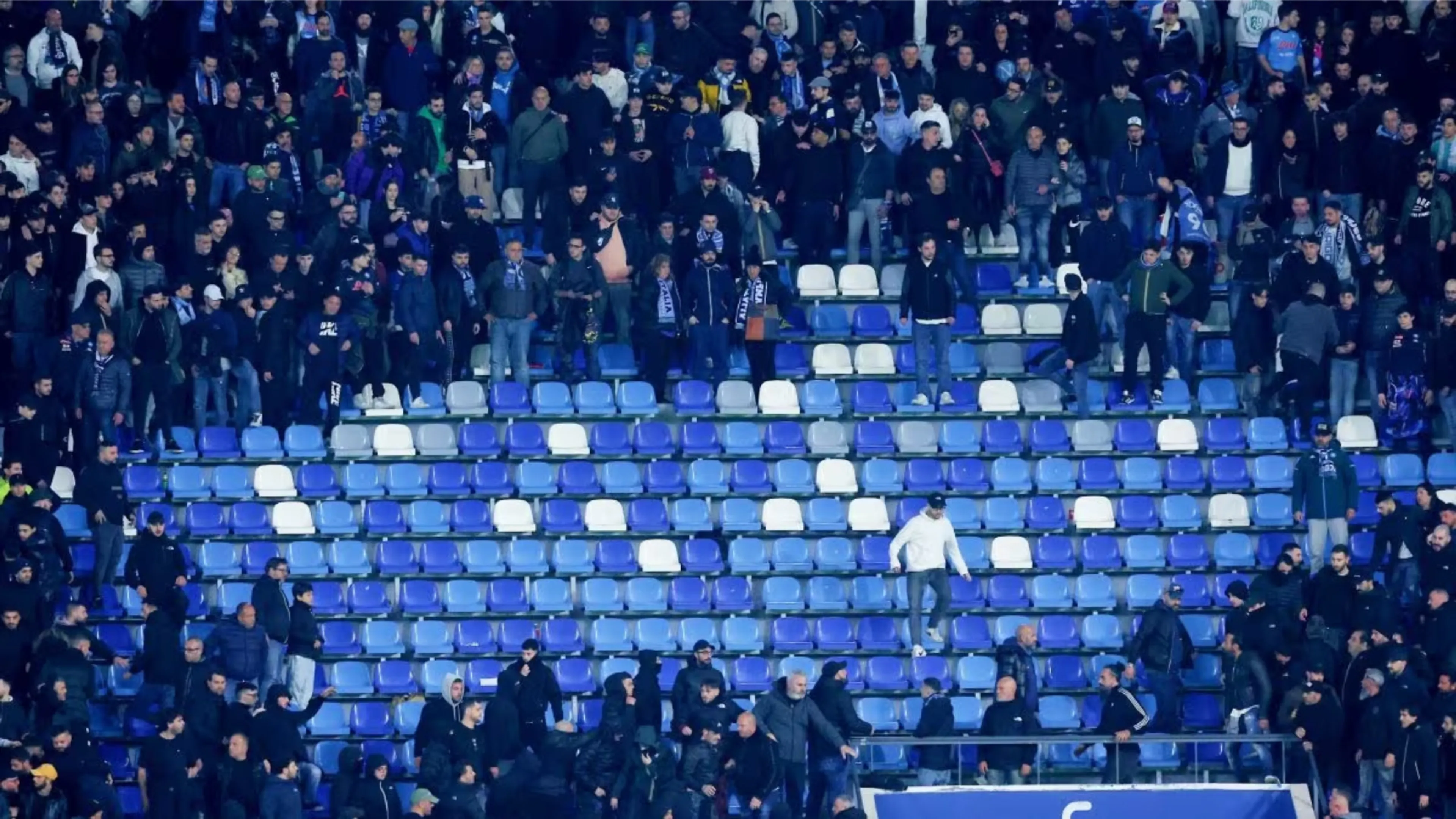 Copertina di Napoli-Milan, violenti scontri in Curva B al Maradona. Ecco perché (VIDEO)