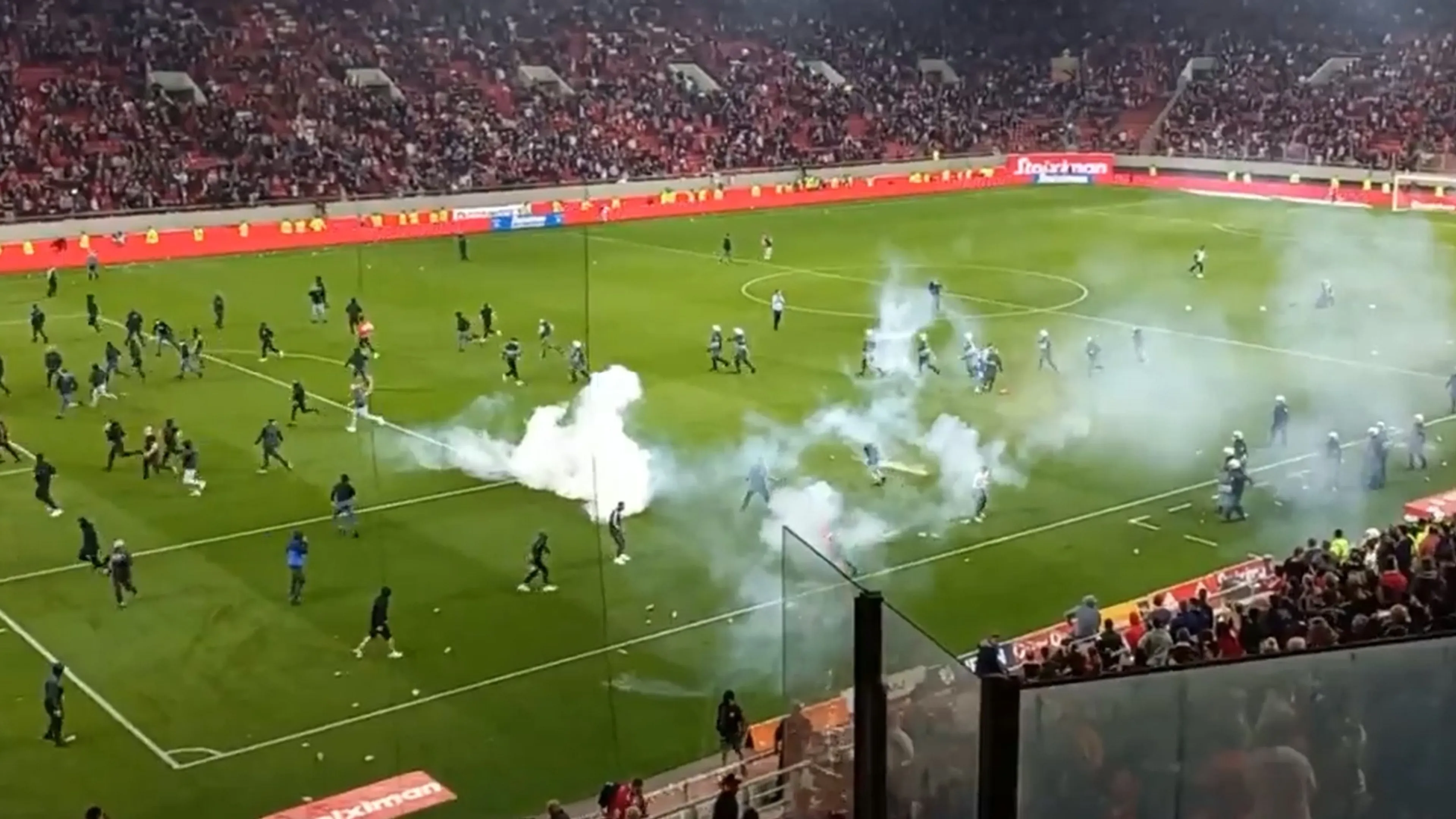 Copertina di Follia al Pireo: derby finisce in guerriglia. La "colpa" è del presidente dell'Olympiacos