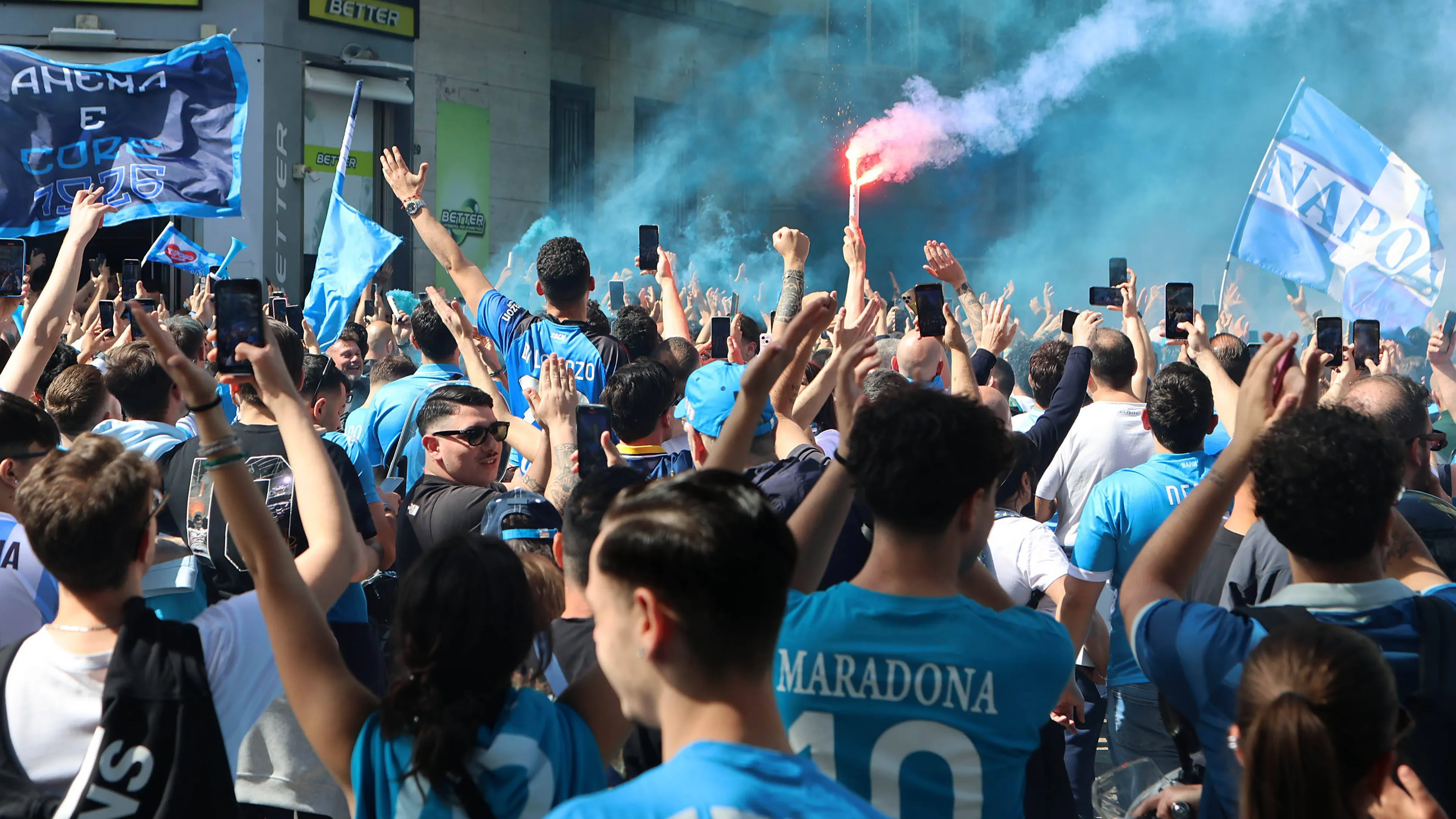Napoli caos durante i festeggiamenti scudetto: 39 feriti, 10 rapine e un noto tiktoker arrestato