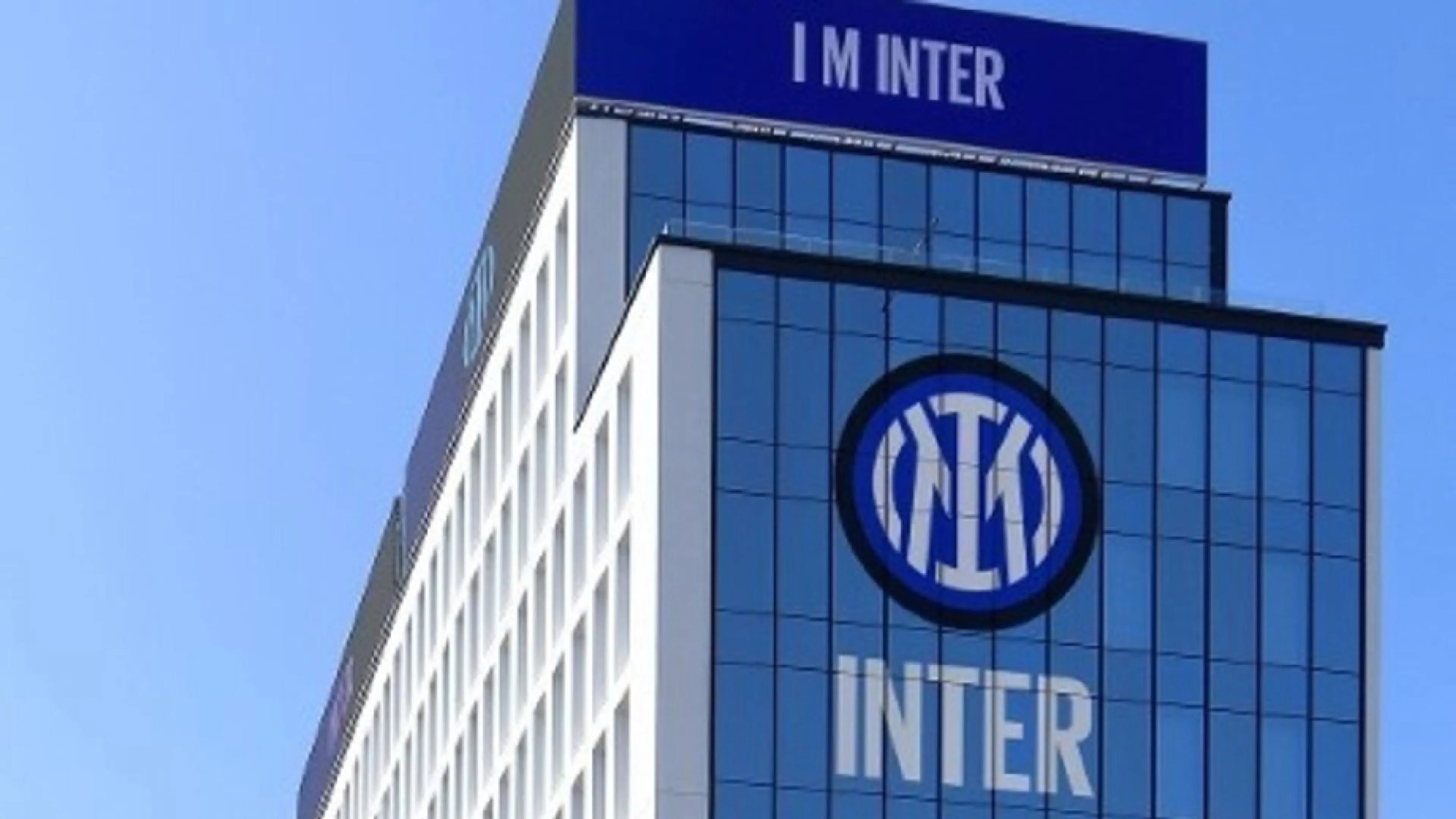 Christian Maldini nella sede dell'Inter per firmare il contratto di Stabile, suo assistito