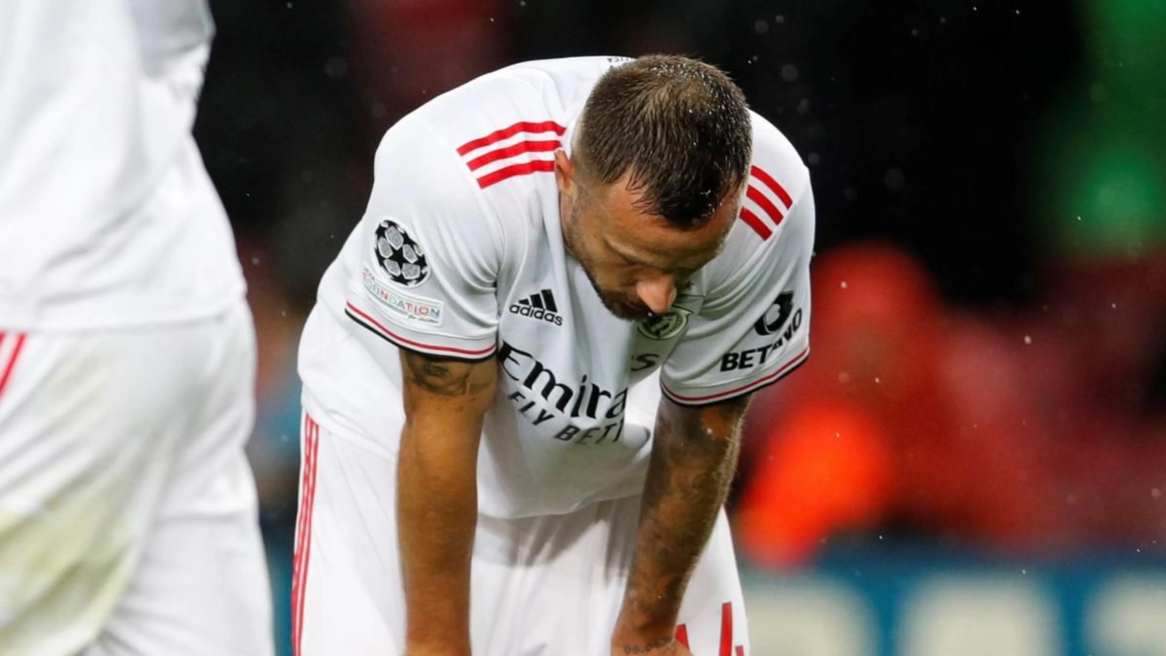 Copertina di “Mai vista una cosa del genere”. Il tecnico del Benfica distrutto dall’errore di Seferovic contro il Barça (VIDEO)