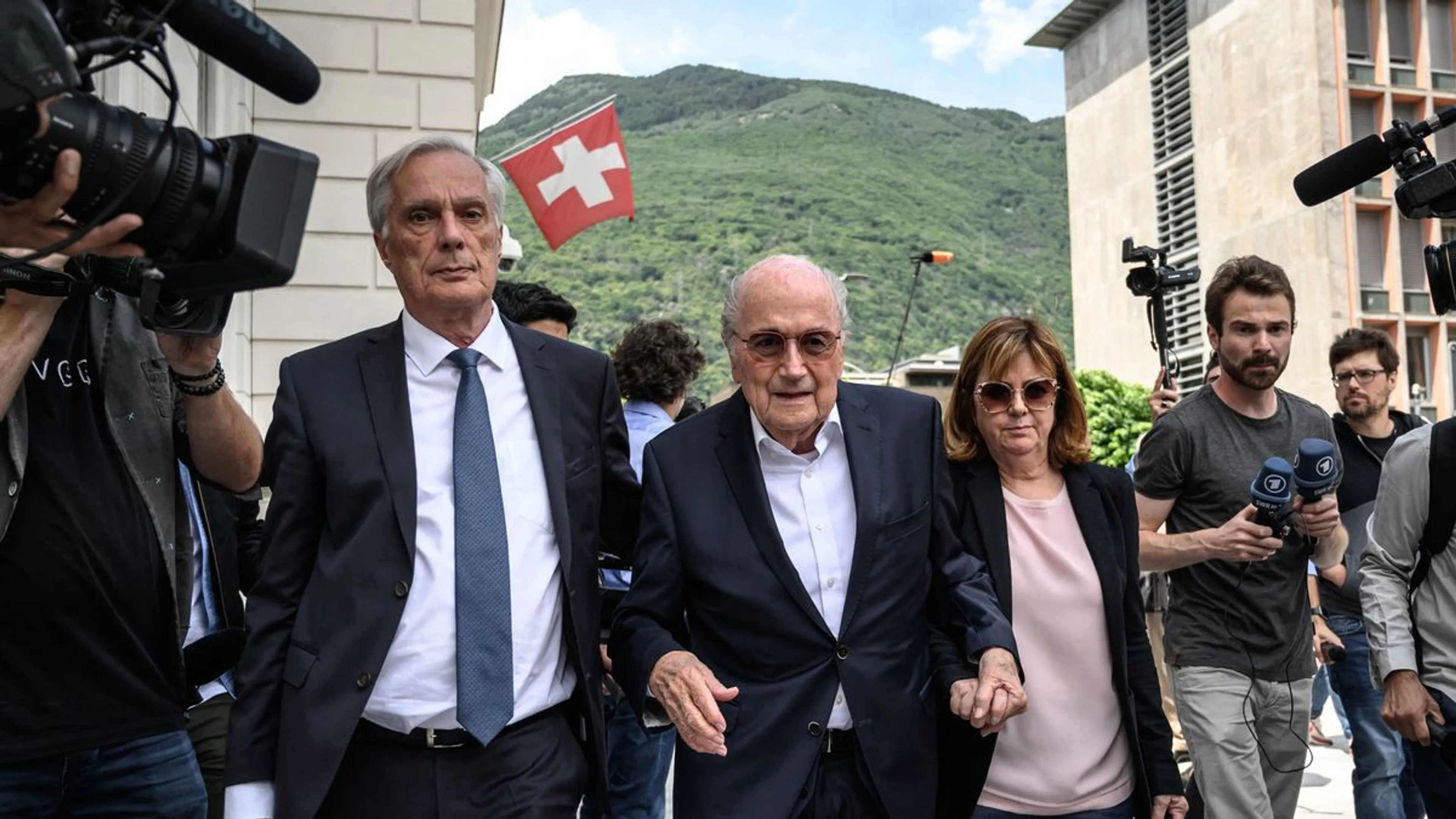 Copertina di Processo a Blatter e Platini subito interrotto: l’ex presidente Fifa fatica a respirare