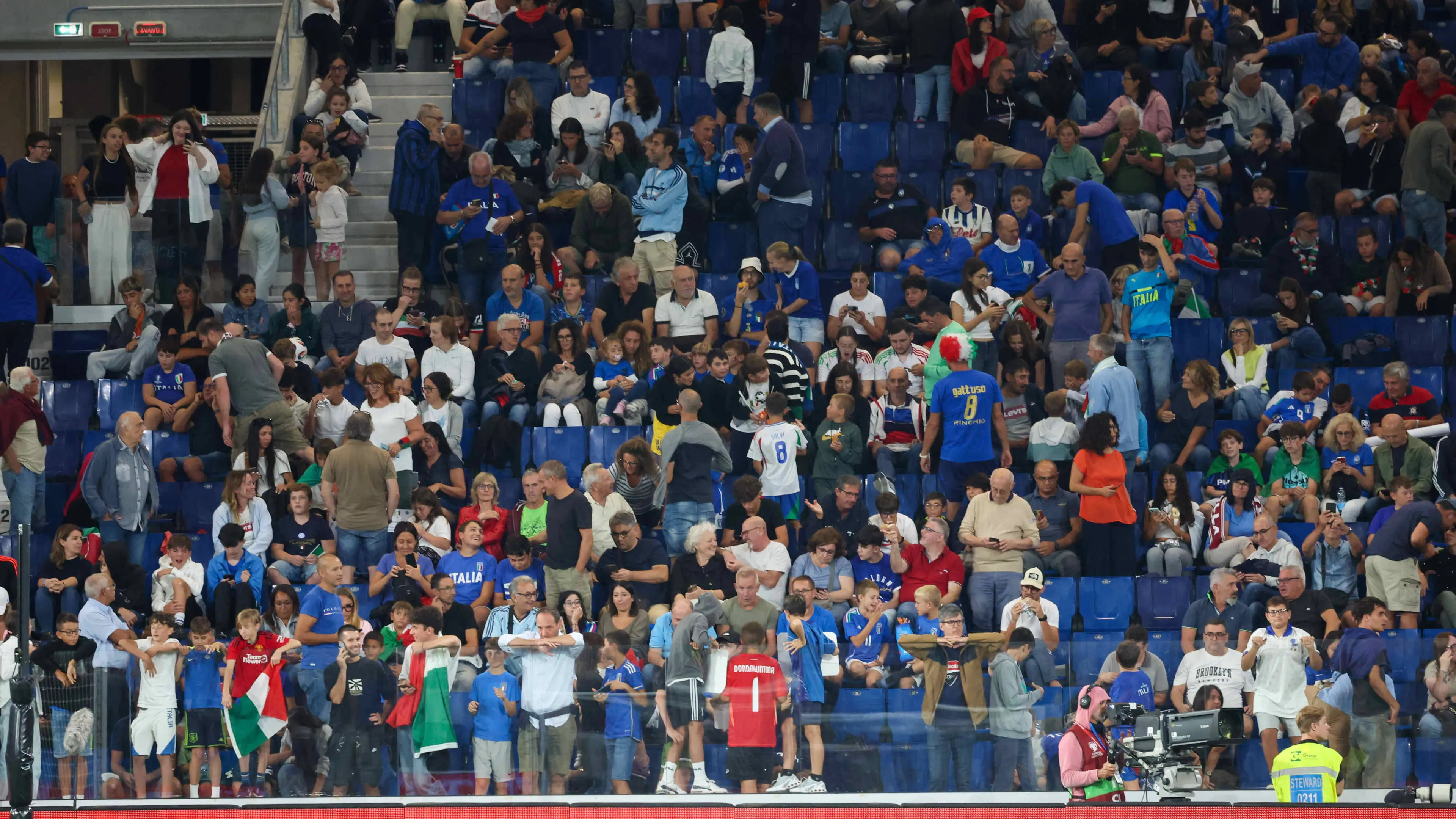 Israele-Italia, i tifosi azzurri di spalle durante l'inno degli israeliani