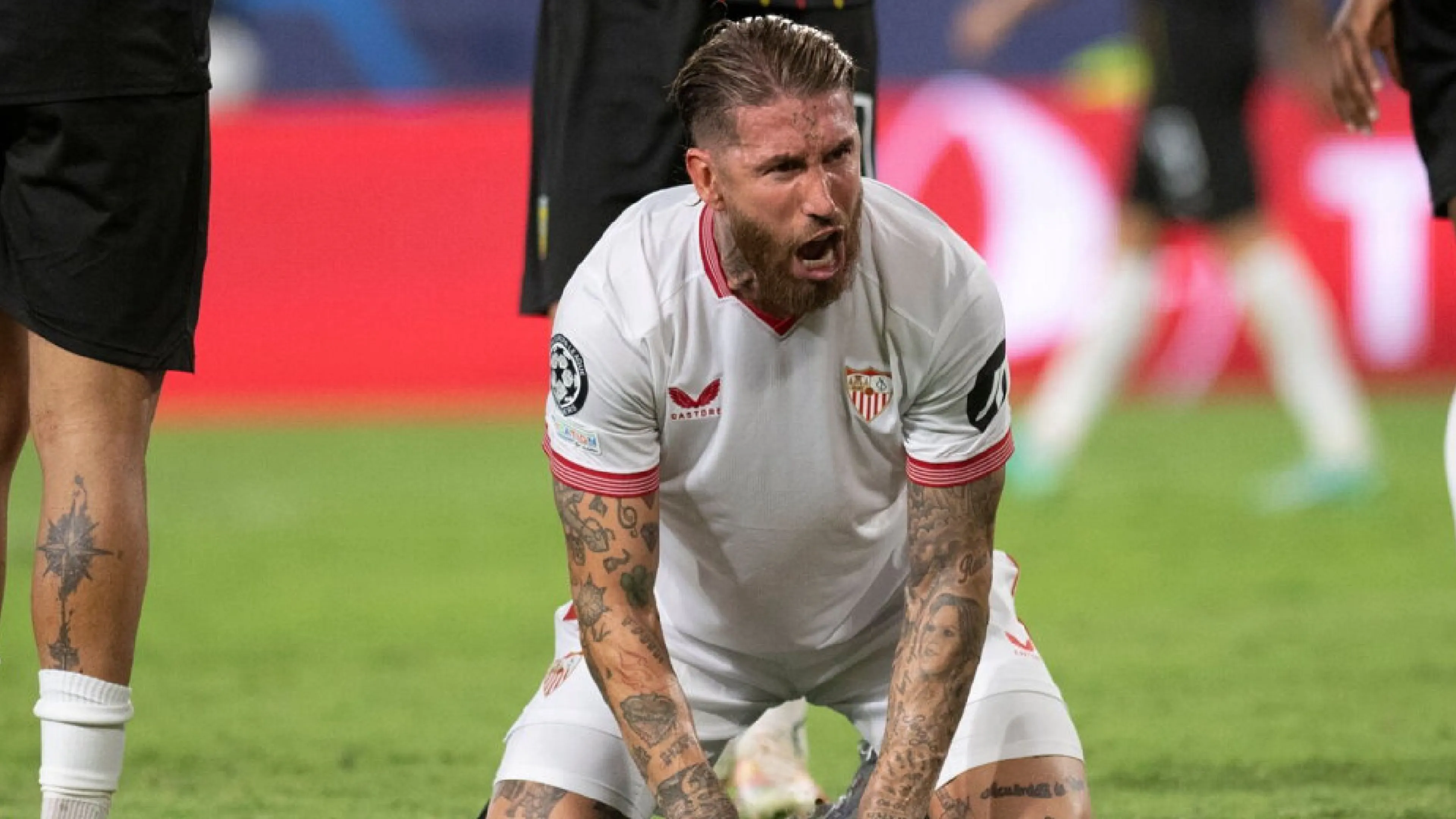 Sergio Ramos furioso in diretta tv: si arrabbia e litiga con un tifoso durante l'intervista (VIDEO)