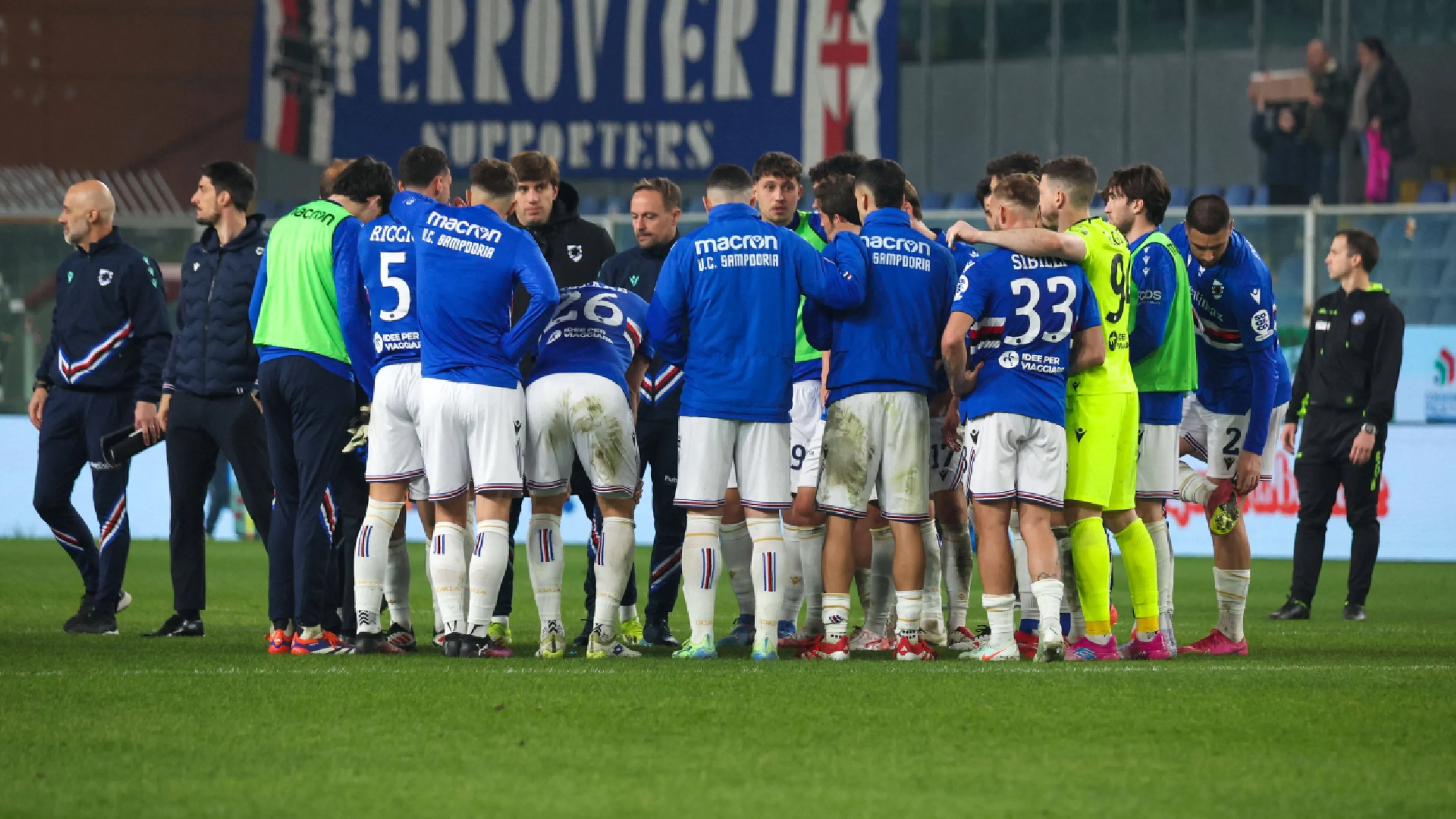 Clima tesissimo in casa Sampdoria: irrompono gli ultrà e costringono i giocatori a fare un gesto