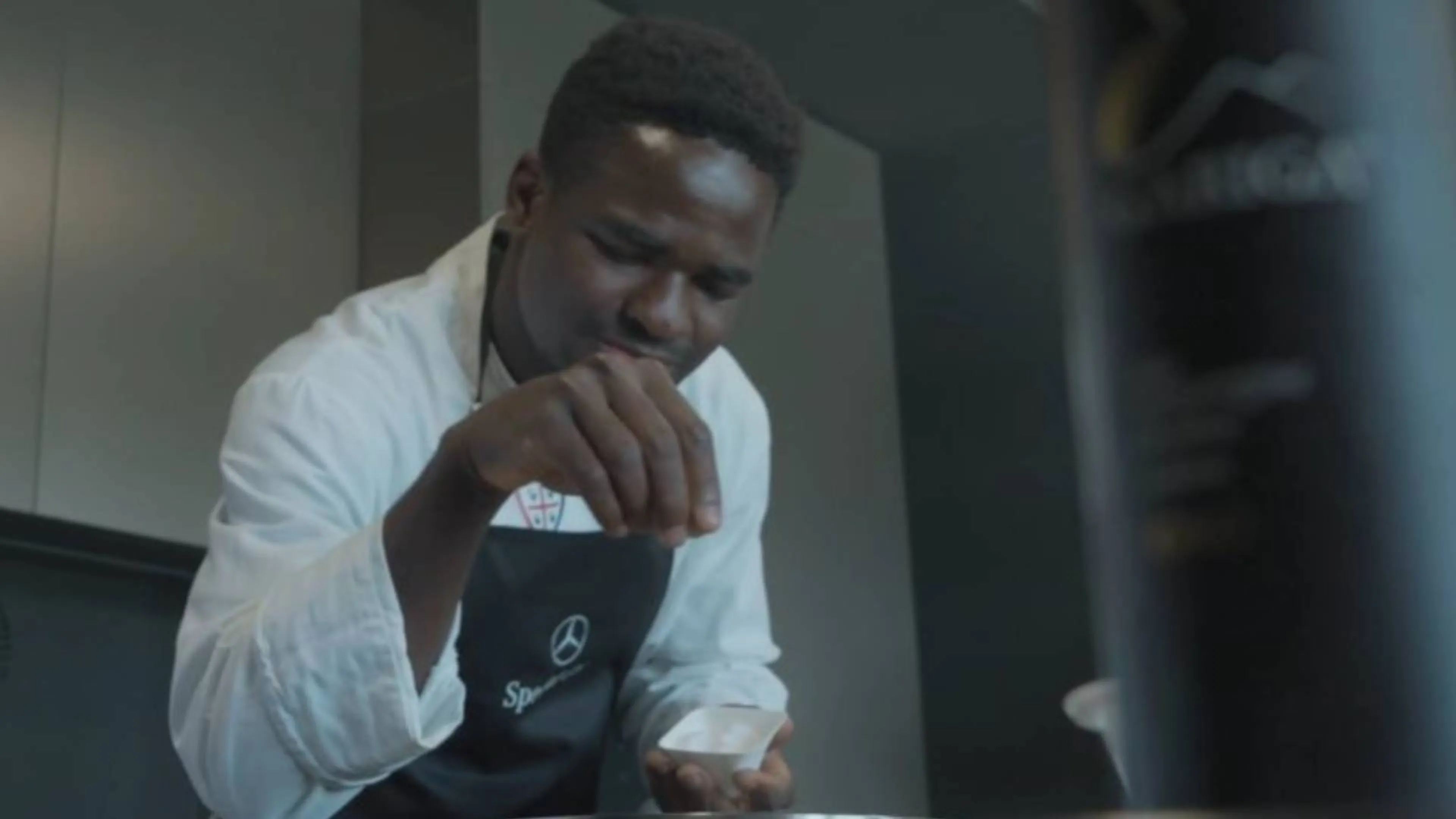 Cagliari, sfottò social al Napoli con chef Luvumbo (VIDEO)