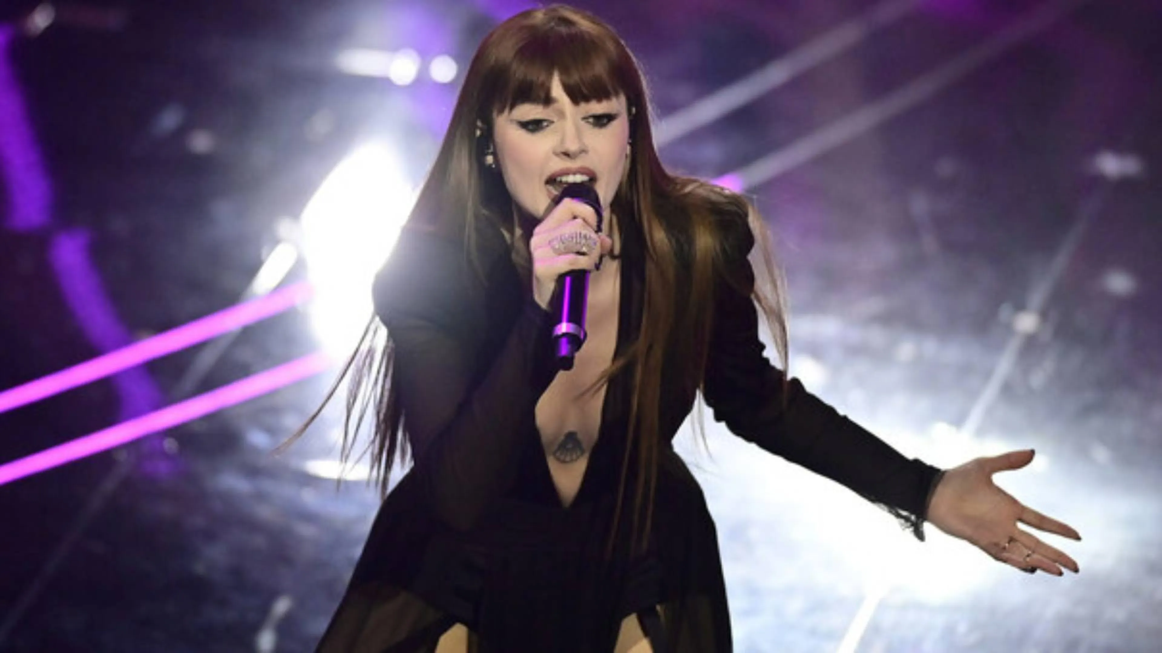 Copertina di "Sinceramente" di Annalisa diventa un coro da stadio. La genialata dei tifosi della Lazio (VIDEO)