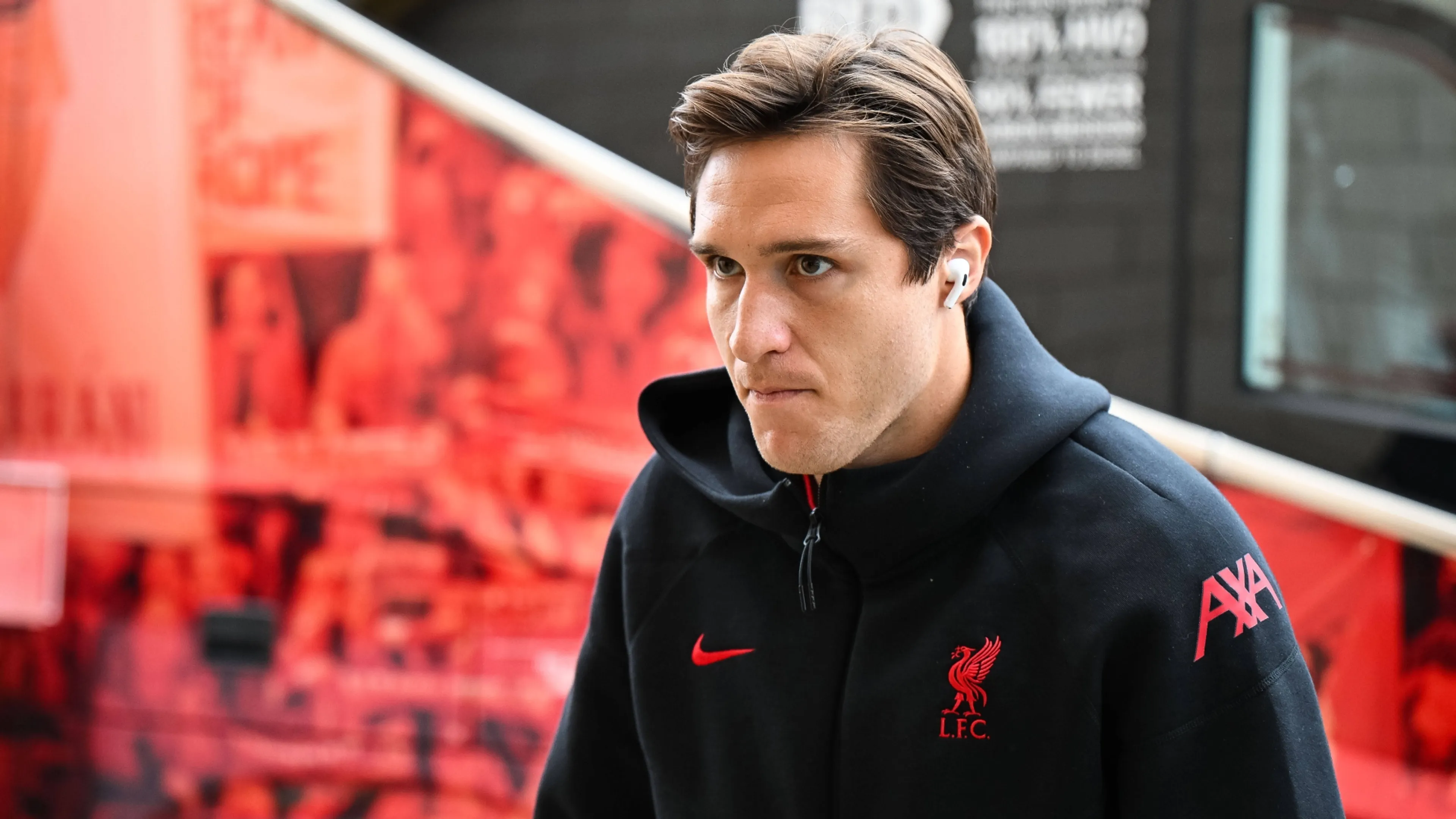 Copertina di Liverpool, Chiesa diventa un caso. Slot: "Deludente in allenamento. La colpa è della Serie A"