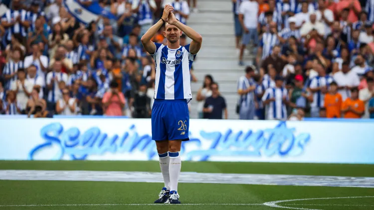 /images/s/o/c/soccer-fcporto-atletico-madrid-fc-porto-presents-new-player-luuk-de-jong-during-the-match-between-fc-porto-and-atl-tico-madrid-at-the-estadio-do-dragao-on-august-3-2025-in-porto-portugal-porto-portugal-copyright-xritaxfrancax-originalfilenamefranca-notitle250803npjurjpgjpg_1754481869282.jpg