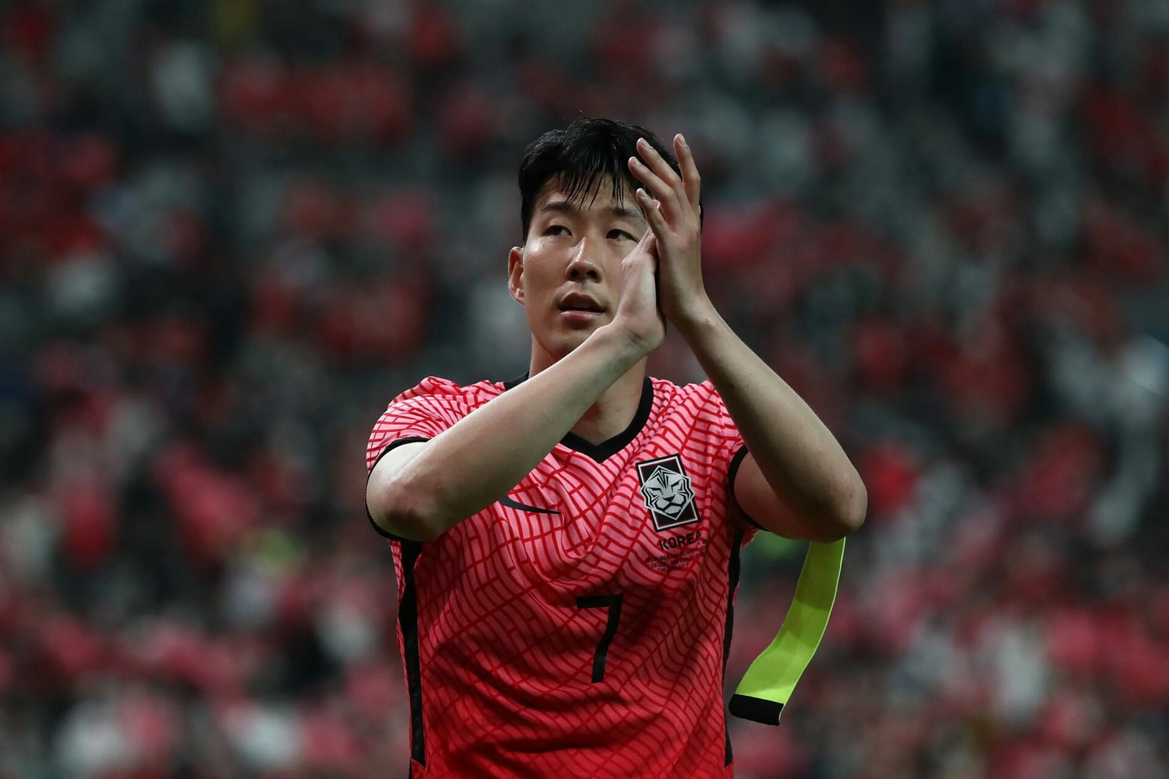 Copertina di Bomber, assist man e ora anche paciere… c’è qualcosa che Son Heung-min non sa fare? (VIDEO)