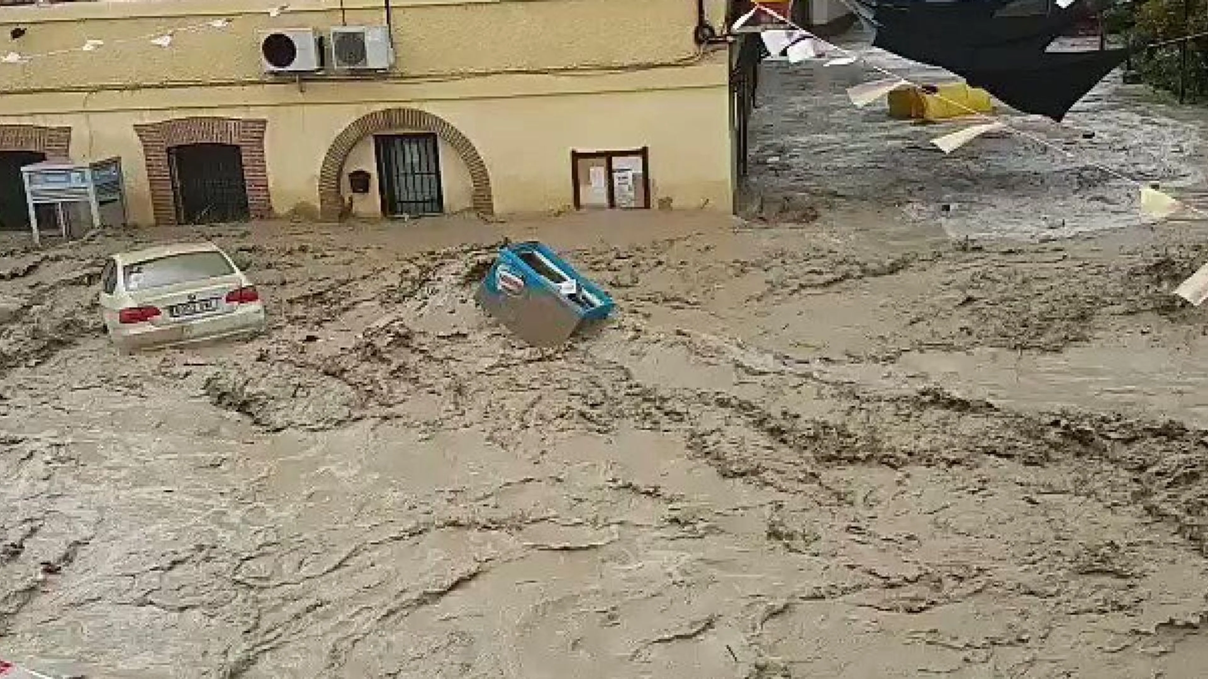 Copertina di Tremenda alluvione a Valencia con oltre 60 vittime: il calcio si ferma
