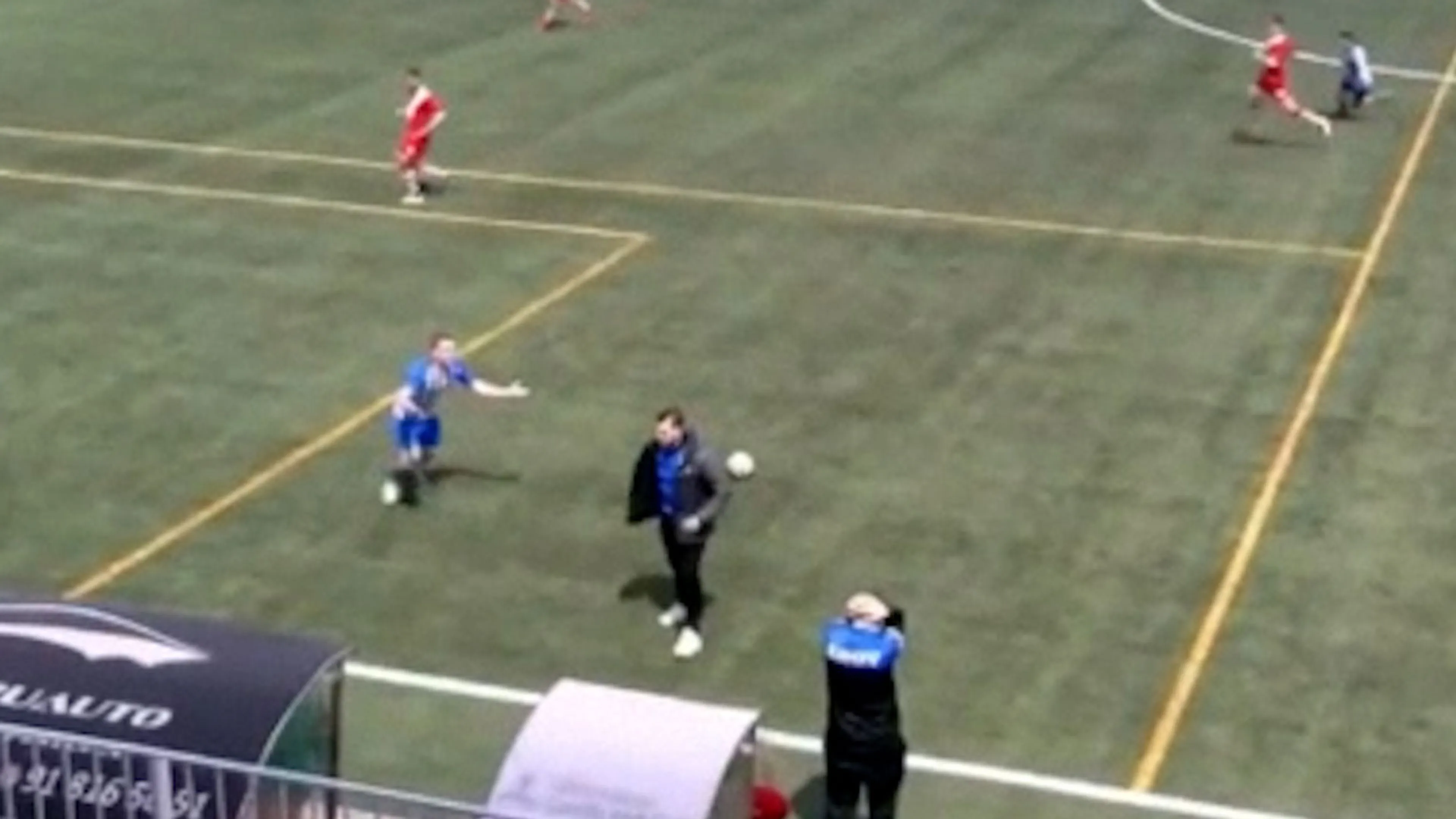 Copertina di Spagna, allenatore in seconda entra in campo e ferma il contropiede degli avversari: scoppia la rissa (VIDEO)