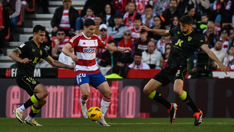 /images/s/p/a/spain-la-liga-granada-cf-vs-ud-almera-sergio-ruiz-of-granada-cf-being-followed-by-marc-pubil-of-ud-almera-and-edgar-gonzlez-of-ud-almera-during-the-liga-match-between-granada-cf-ud-almera-at-nuevo-los-crmenes-stadium-on-february-18-2024-in-granada-spain-granada-granada-spain-copyright-josxmxbaldomerojpg_1753209971685.jpg