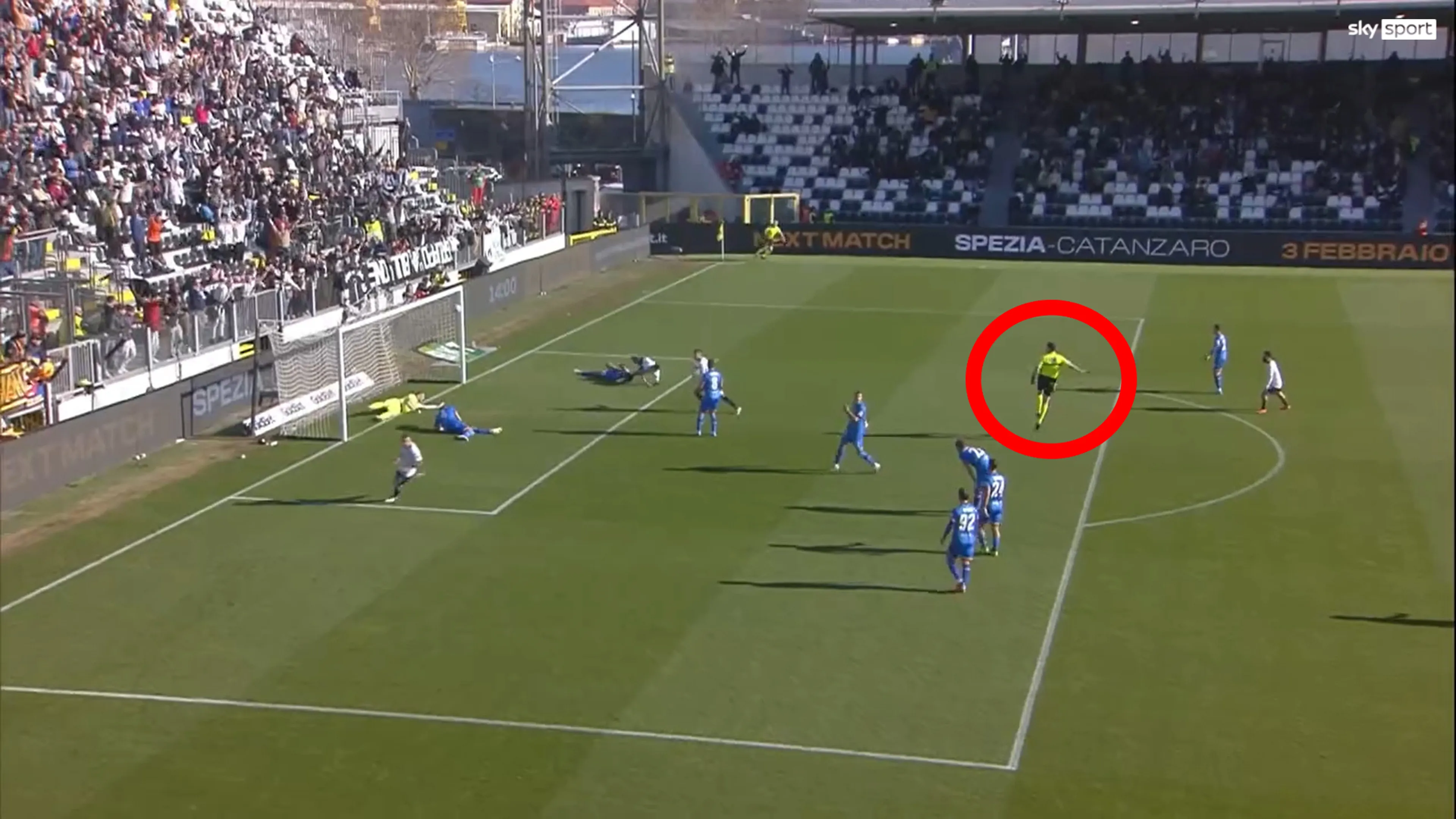 Copertina di Spezia-Catanzaro, ma l'arbitro che fa? "Ma sta esultando?", social scatenati! (VIDEO)