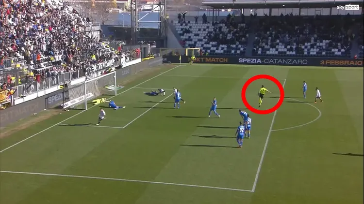 /images/s/p/e/spezia-catanzaro-arbitro-esulta.jpg