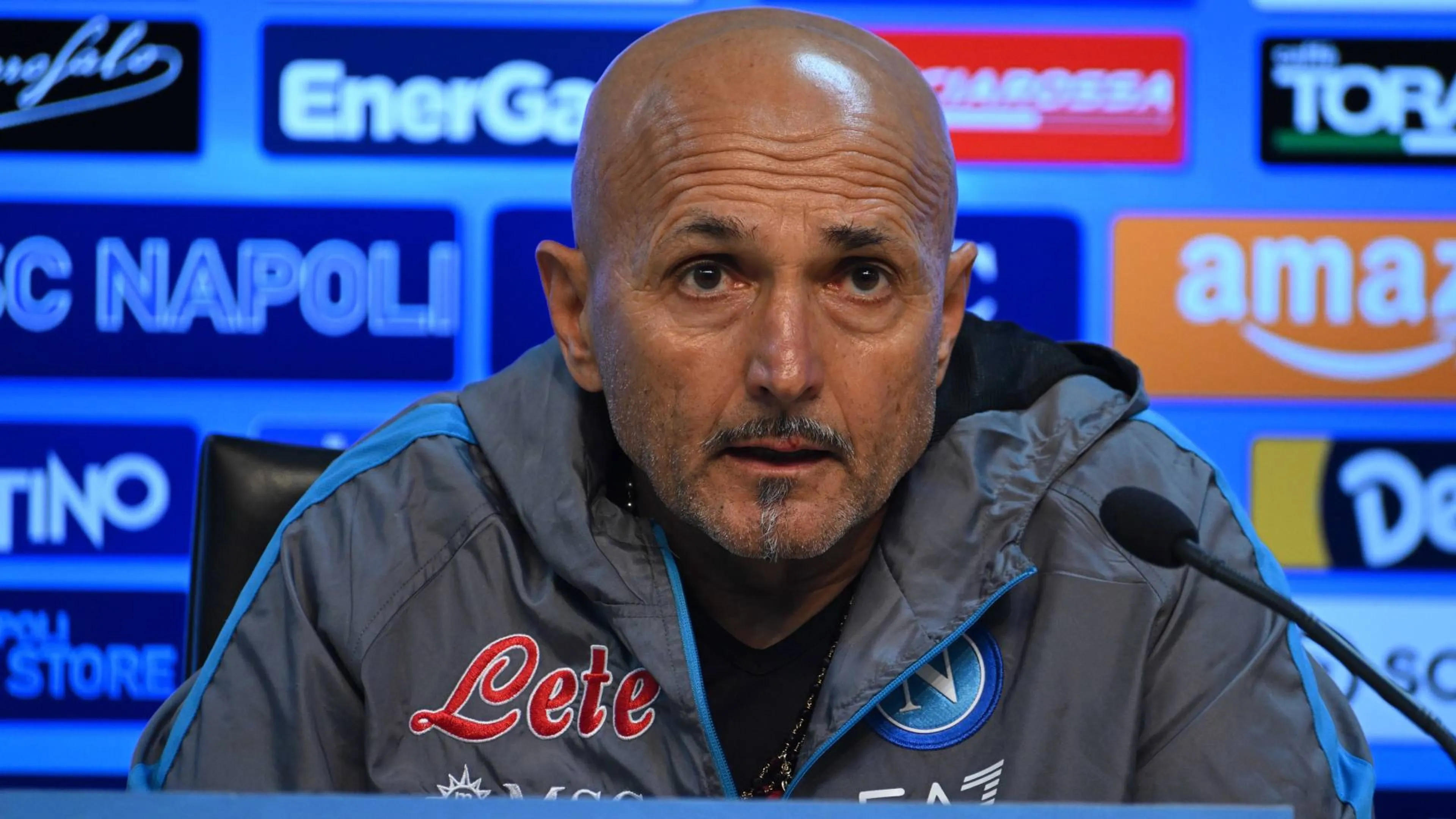 Copertina di Napoli, Spalletti infastidito alla domanda sul suo futuro: "Quando lo abNapoli, Spalletti infastidito alla domanda sul suo futuro: "Quando lo abbiamo smesso questo dialogo?"biamo smesso questo dialogo?"