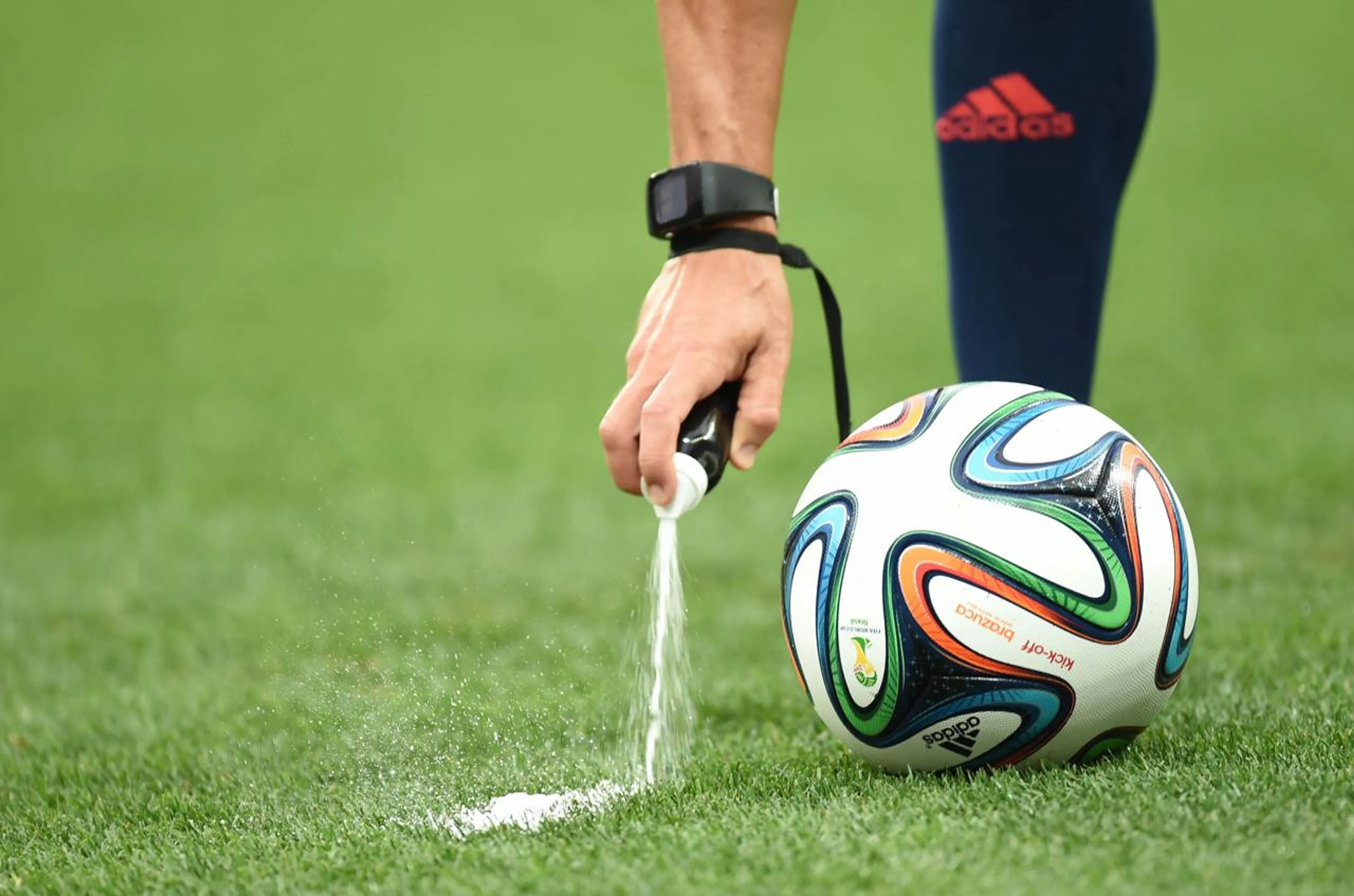 Copertina di Lo spray arbitro rischia già di sparire. Tutta colpa della Fifa!